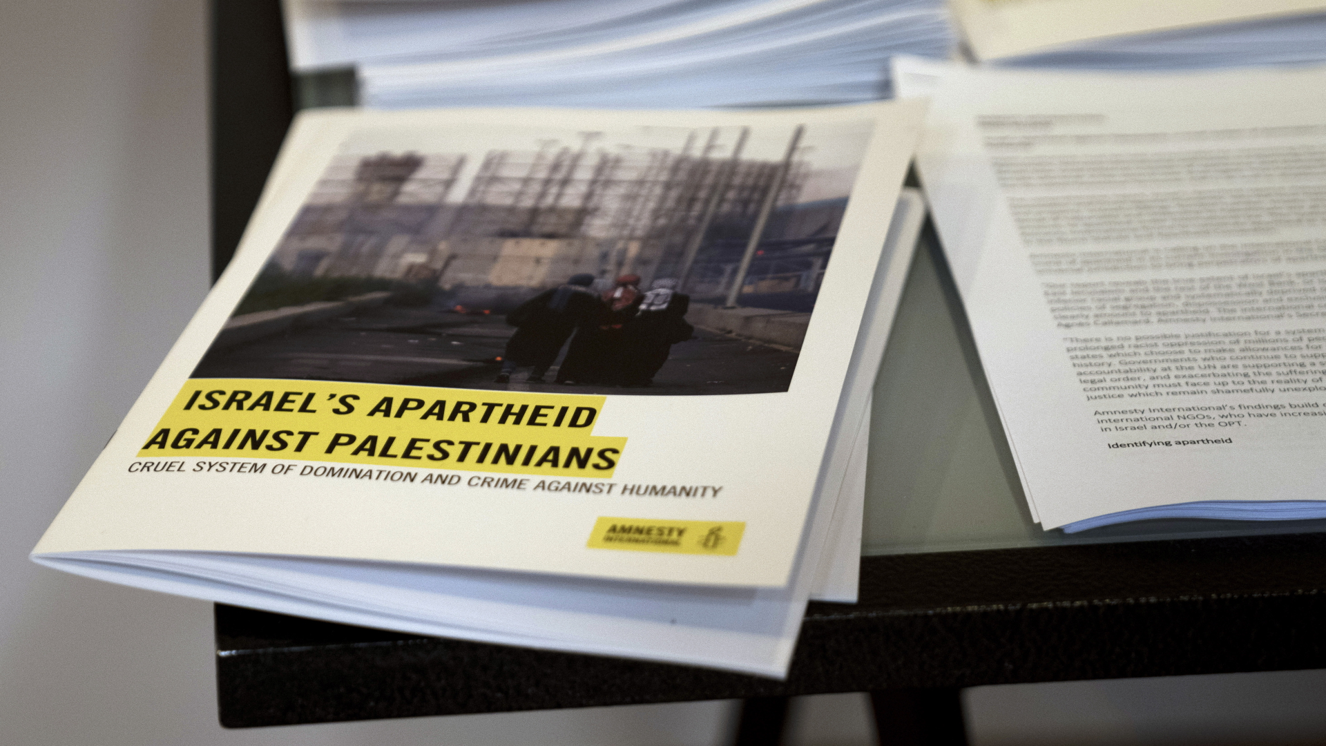 Exemplare des Berichts von Amnesty International "Israels Apartheid gegen die Palästinenser" liegen für Journalisten bereit.  | dpa