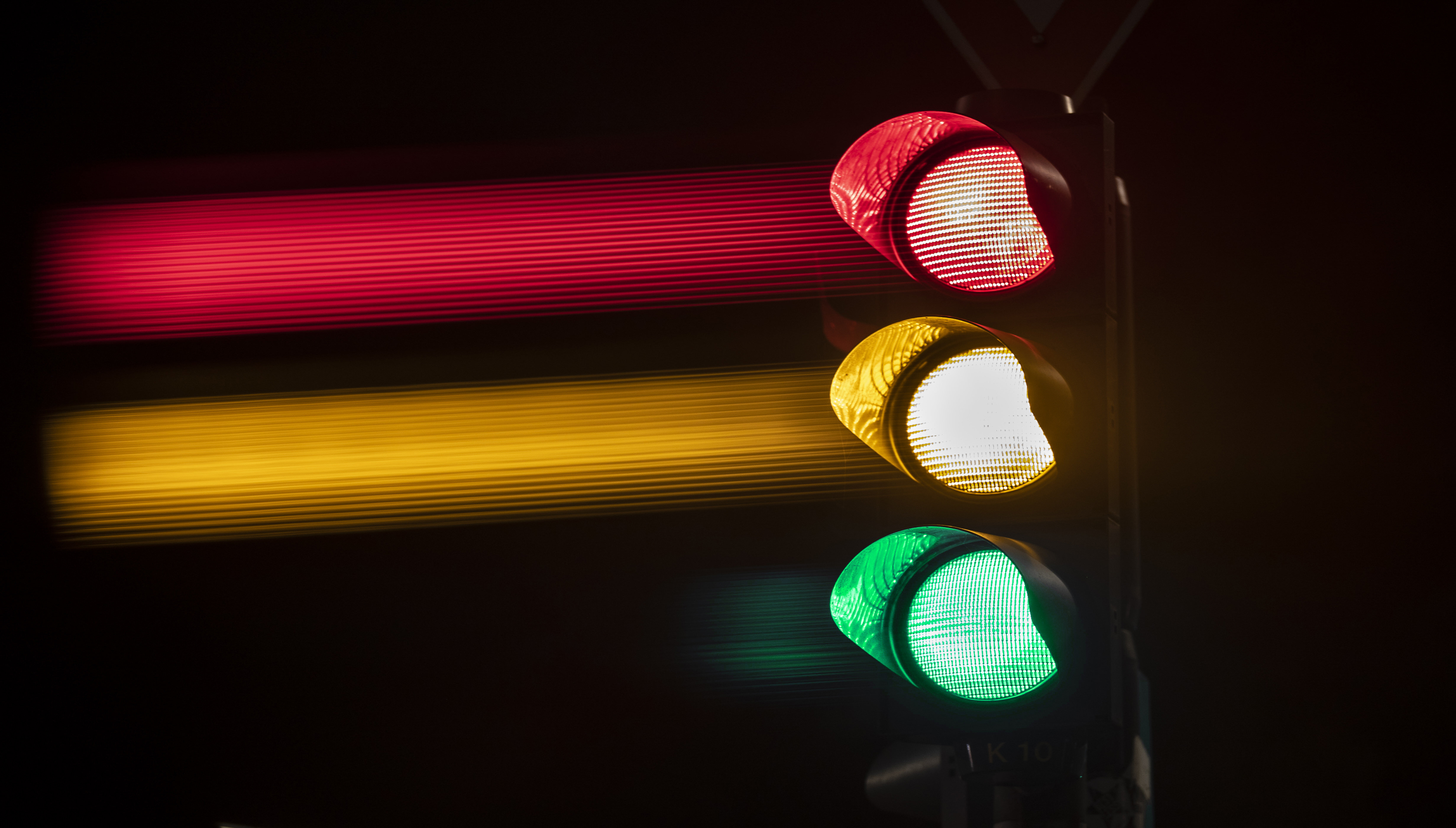 Eine Ampel zeigt die Lichter in grün, gelb und rot. | picture alliance / photothek