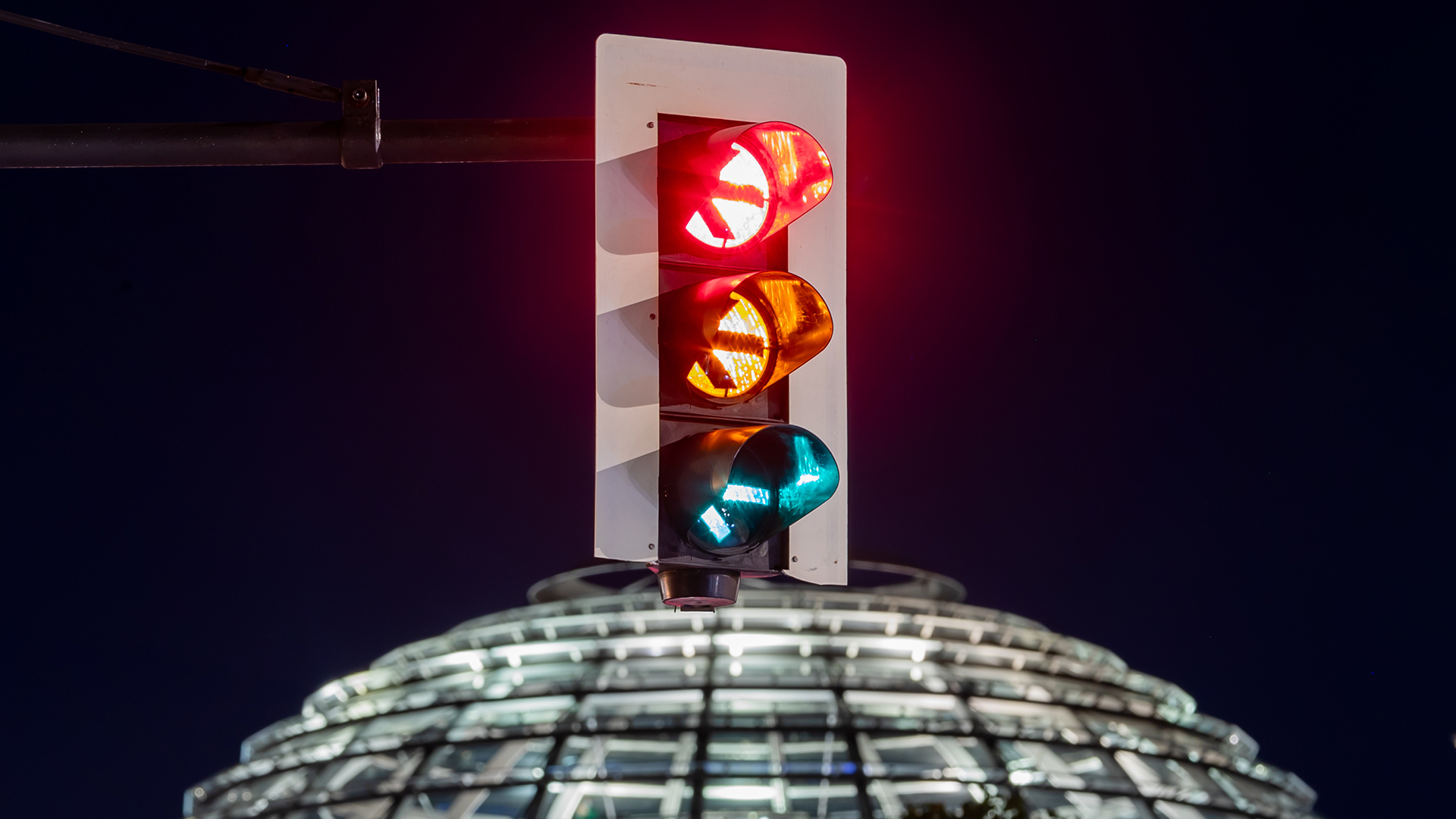 Ampel vor dem Bundestag | picture alliance/dpa