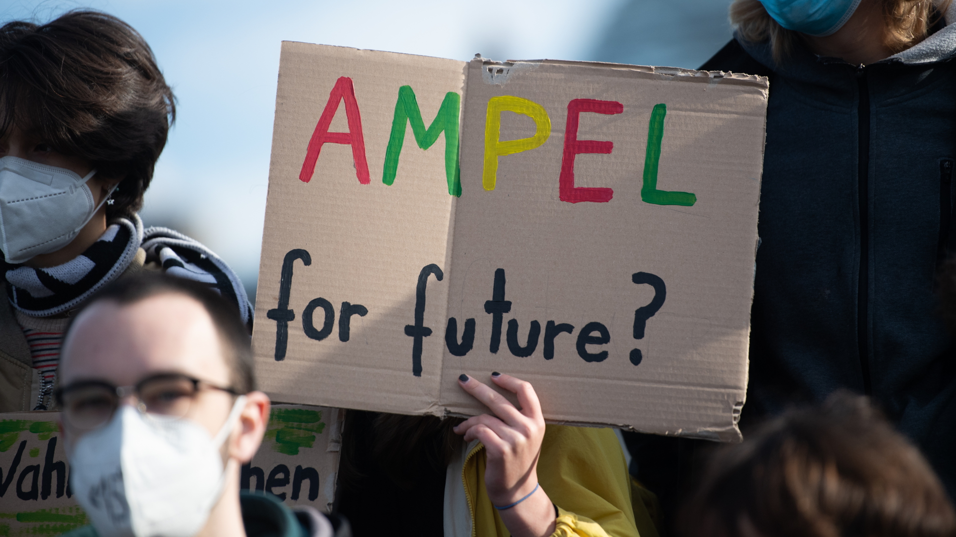 Bei einer Kundgebung von Fridays for Future hält eine Aktivistin ein Plakat mit der Aufschrift: "Ampel for future?" | dpa