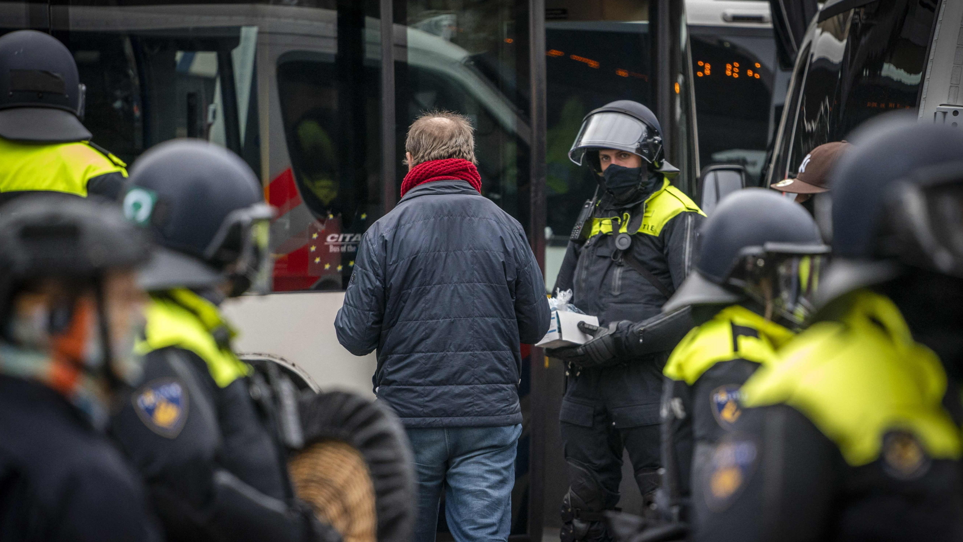 Polizisten haben in Amsterdam eine nicht genehmigte Demo aufgelöst  | AFP