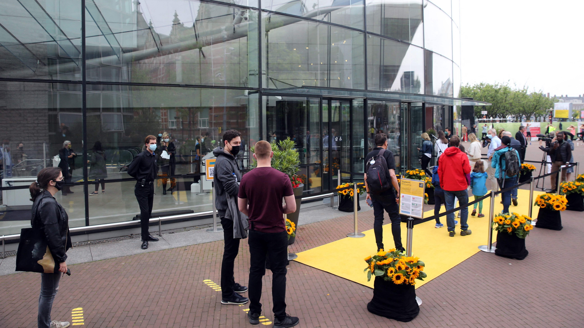 Menschen stehen Schlange vor dem Van Gogh-Museum in Amsterdam. | AFP