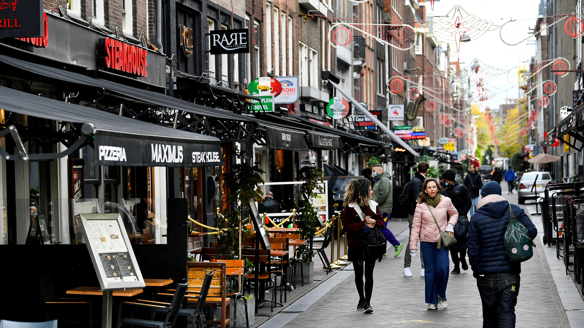 Menschen in einer Fußgängerzone in Amsterdam, Niederlande. | Reuters