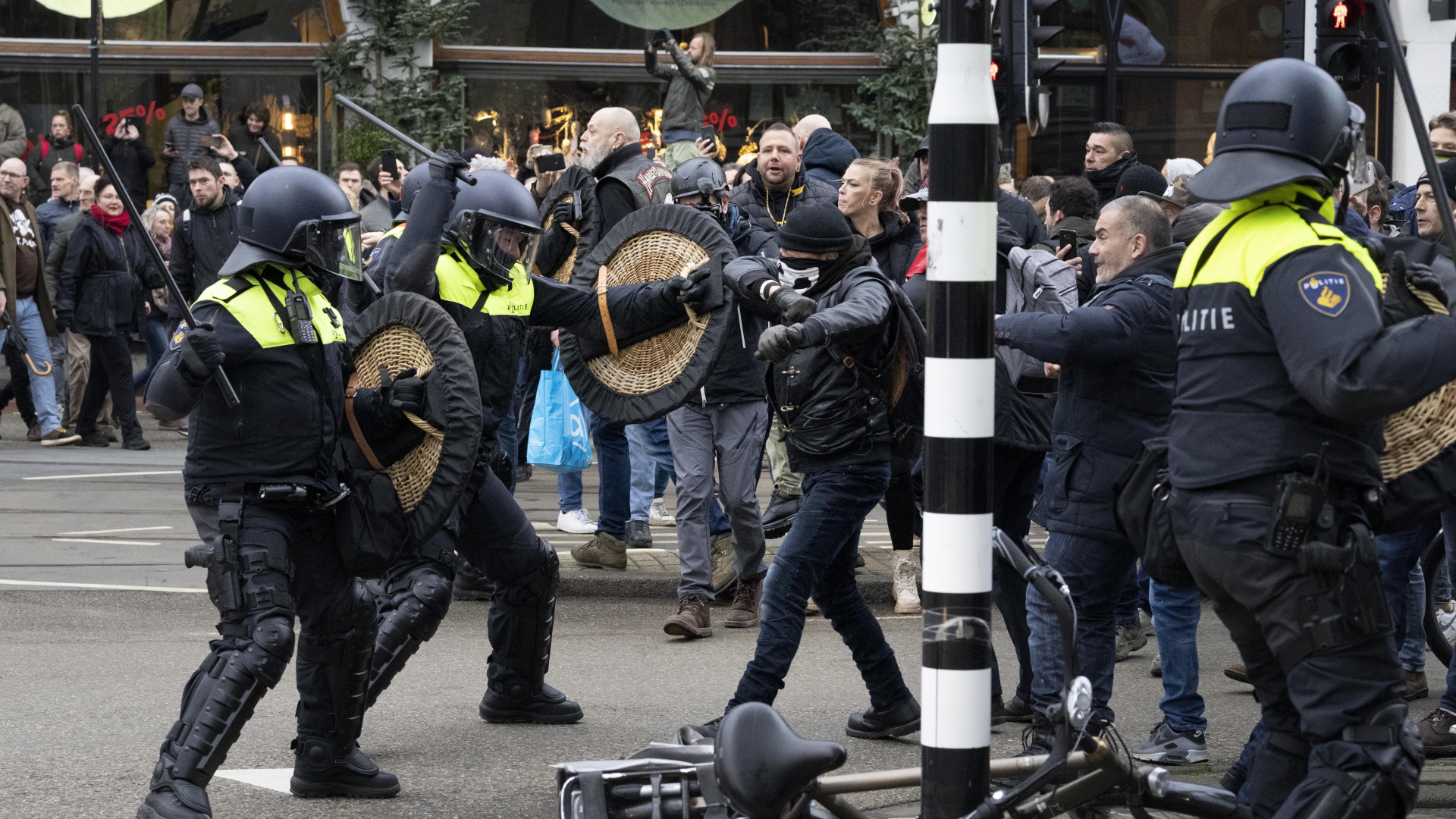Polizei und Demonstranten liefern sich Auseinandersetzungen bei einer verbotenen Corona-Demo in Amsterdam | dpa