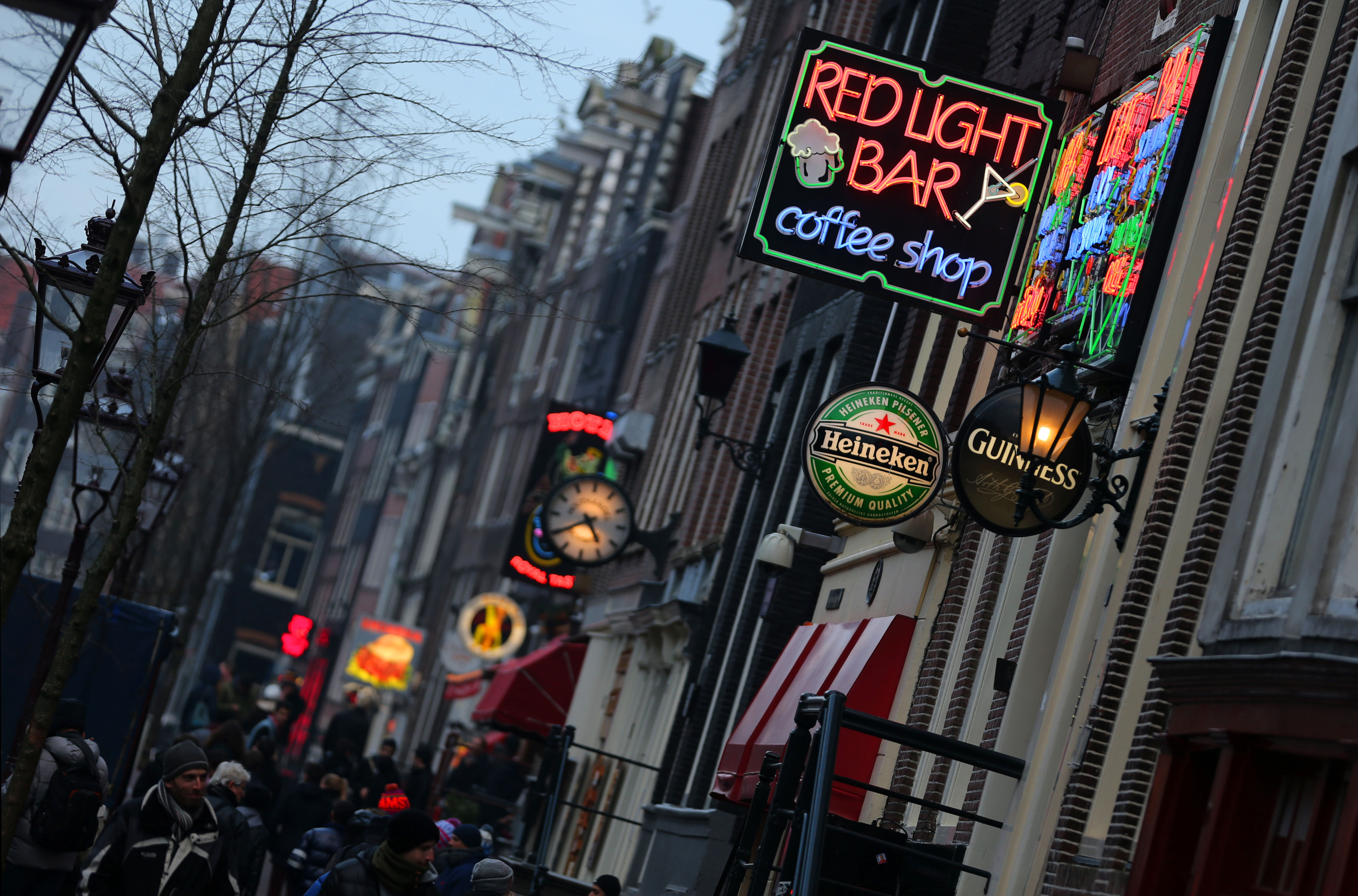 Eine Lokal in Amsterdam, das Bar und Coffeeshop zugleich ist.