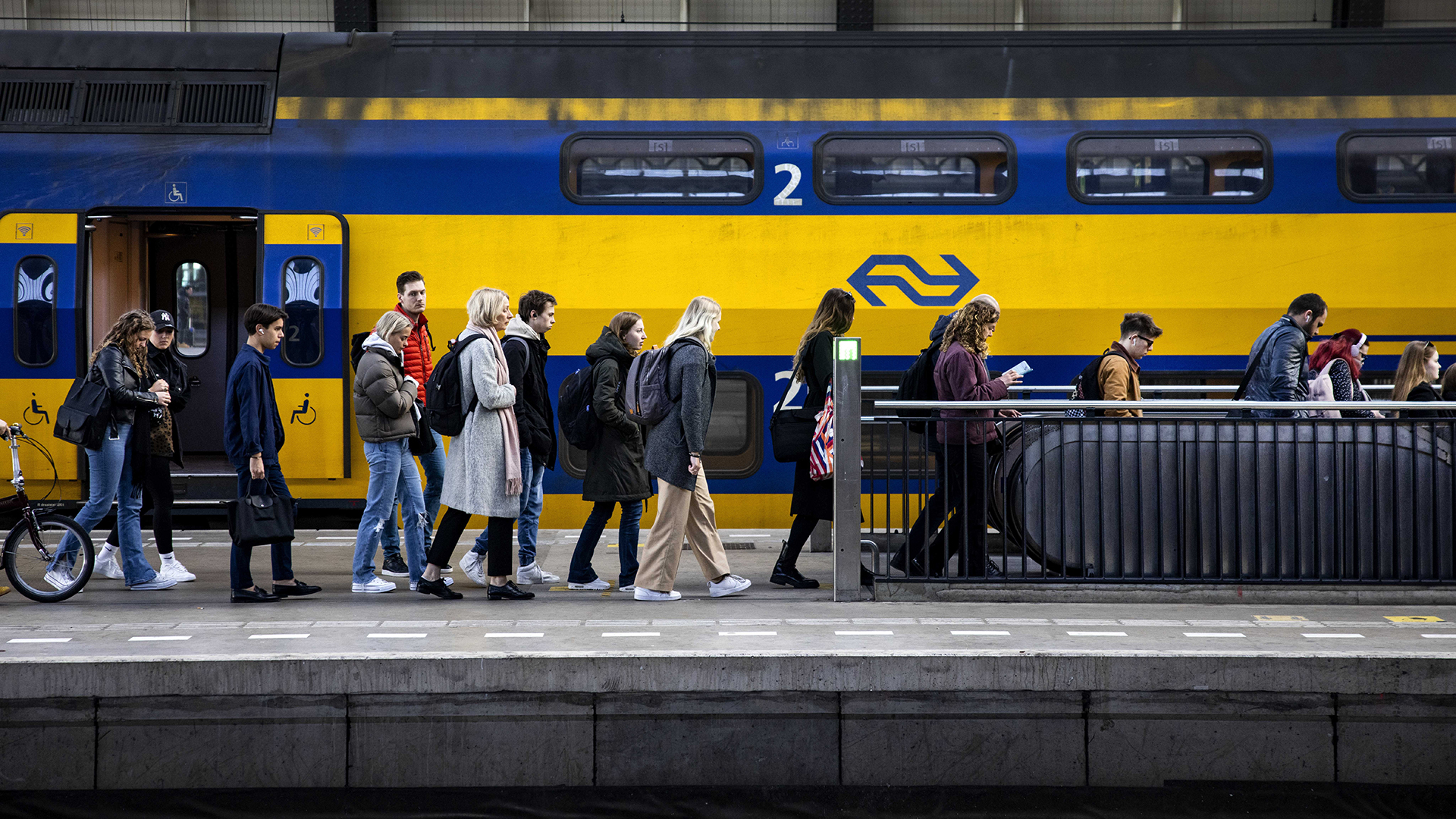 Pendler ohne Masken auf dem Bahnsteig des Amsterdamer Hauptbahnhofs.  | picture alliance / ANP