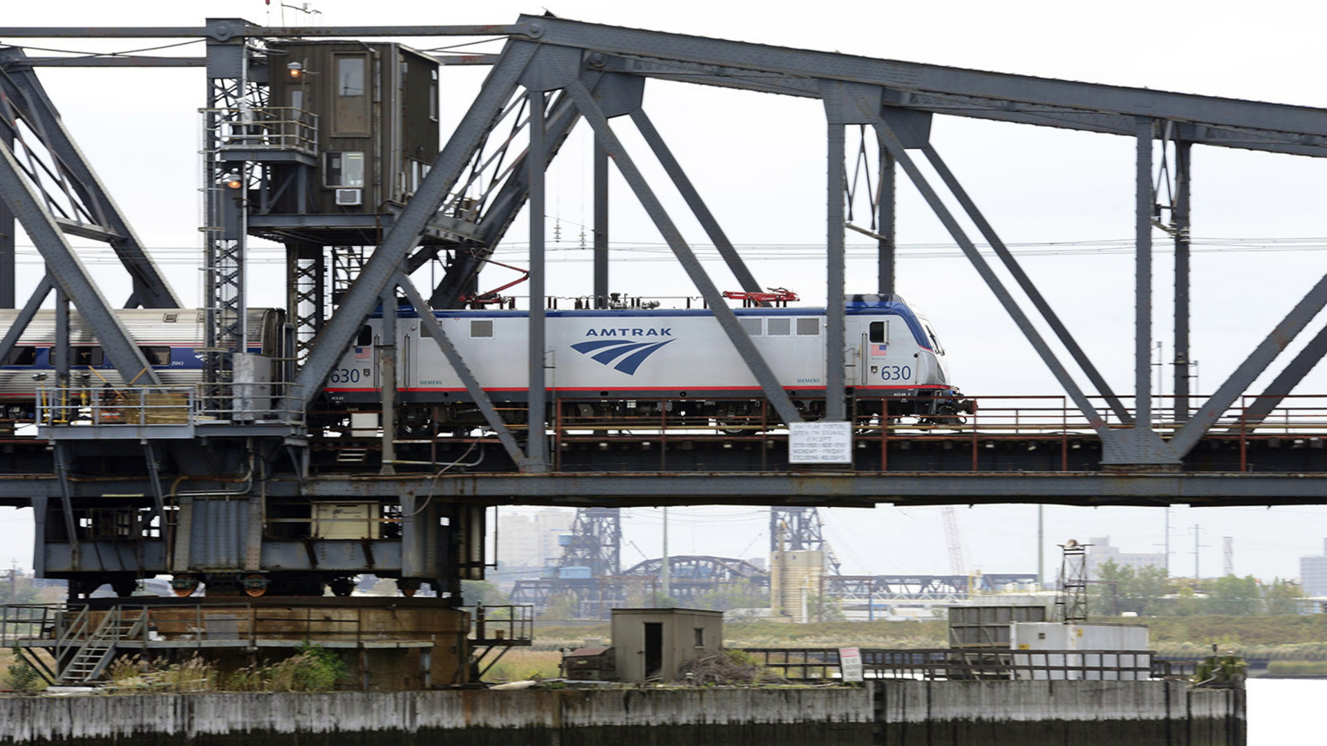 Ein Amtrak-Zug fährt über eine Eisenbahnbrücke in Kearny, New Jersey. | AP