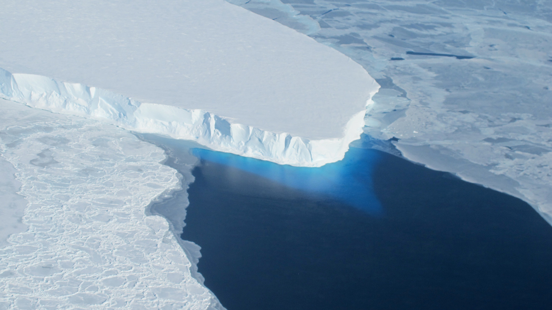 Studie: Antarktis hat drei Billionen Tonnen Eis verloren