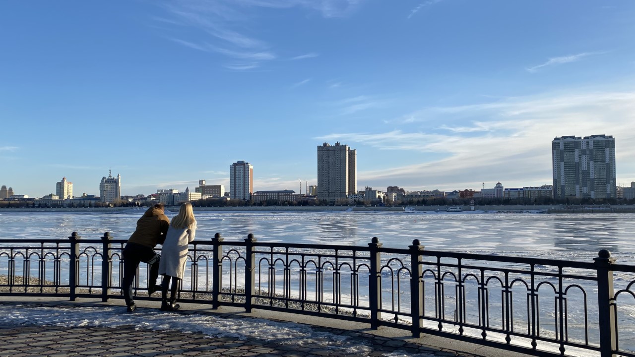 Zwei Frauen stehen an einem Geländer am Ufer des mit Eis bedeckten Amur und blicken nach China. | ARD-Studio Moskau/Ina Ruck