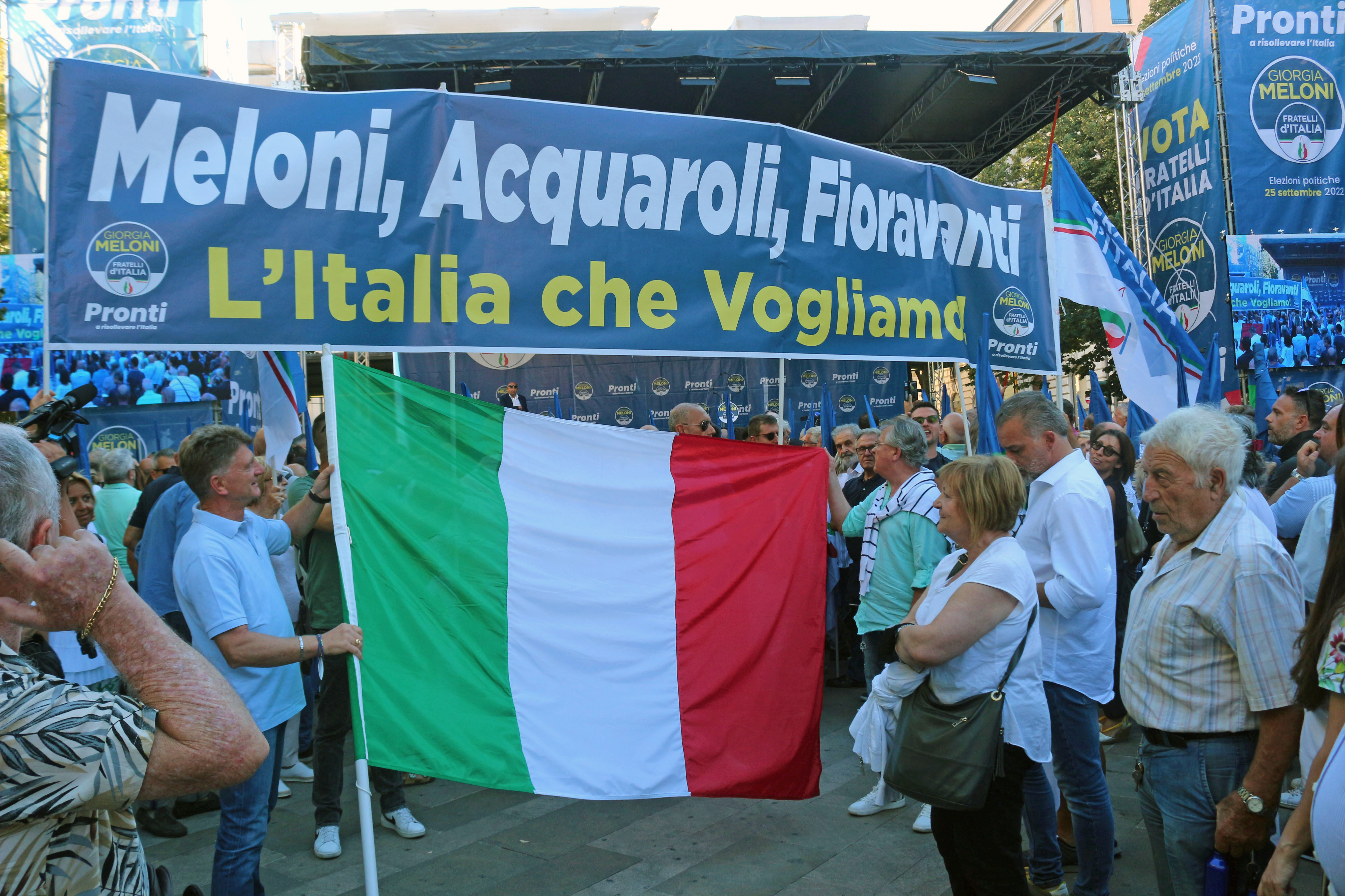 "Das Italien, das wir wollen": Anhänger der "Fratelli d'Italia" auf einer Wahlkampfveranstaltung in Ancona mit einem Banner. | picture alliance / ZUMAPRESS.com