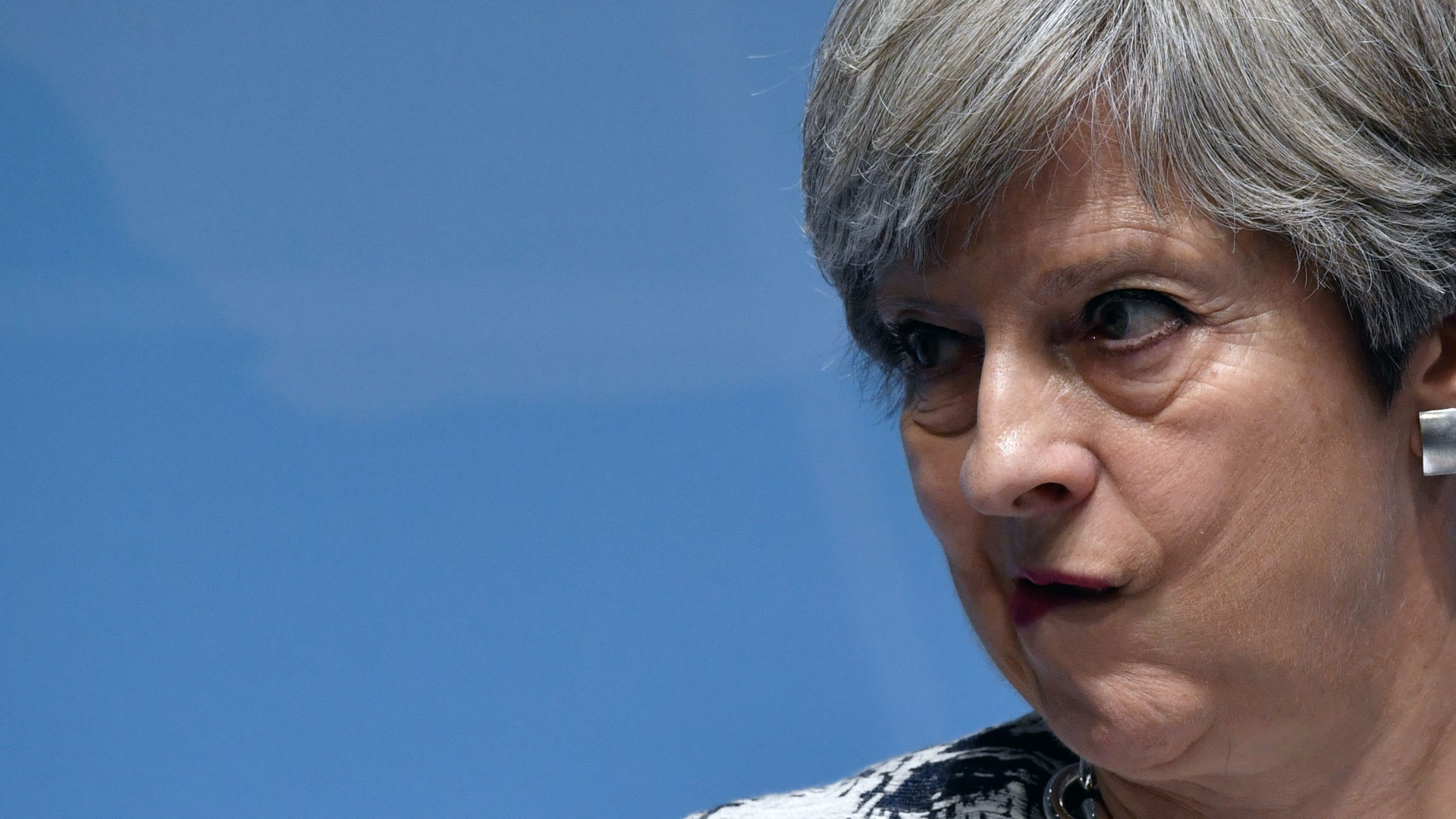 Die britische Premierministerin May schaut zerknirscht drein. | AFP
