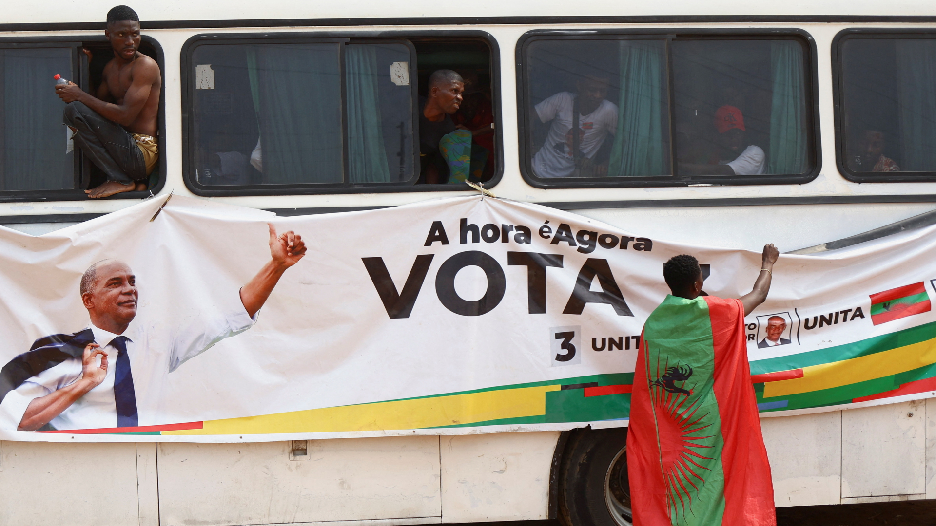 Ein Bus mit Unterstützern der angolanischen Oppositionspartei Unita. | REUTERS