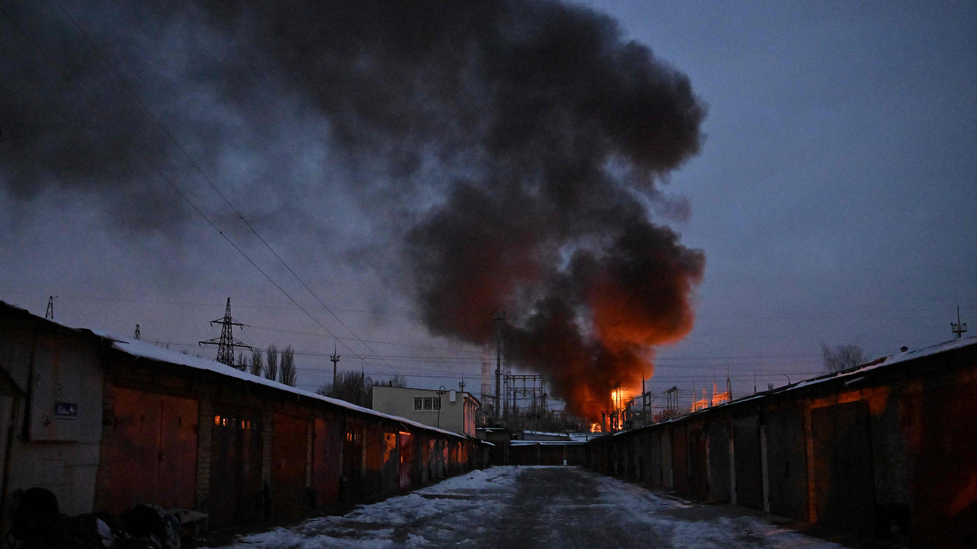 Das Foto zeigt ein Objekt einer kritischen Energieinfrastruktur, das nach einem Drohnenangriff auf Kiew brennt. | AFP