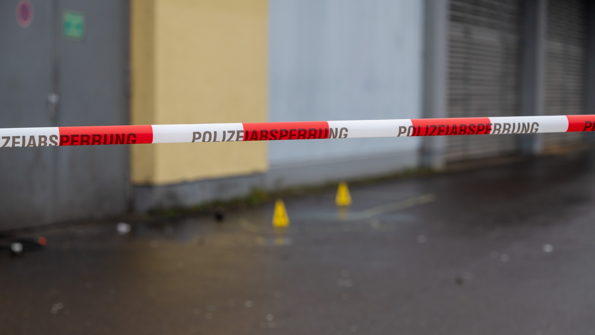 Polizeiabsperrung vor der Diskothek in Trier, vor der Polizisten angegriffen wurden | dpa