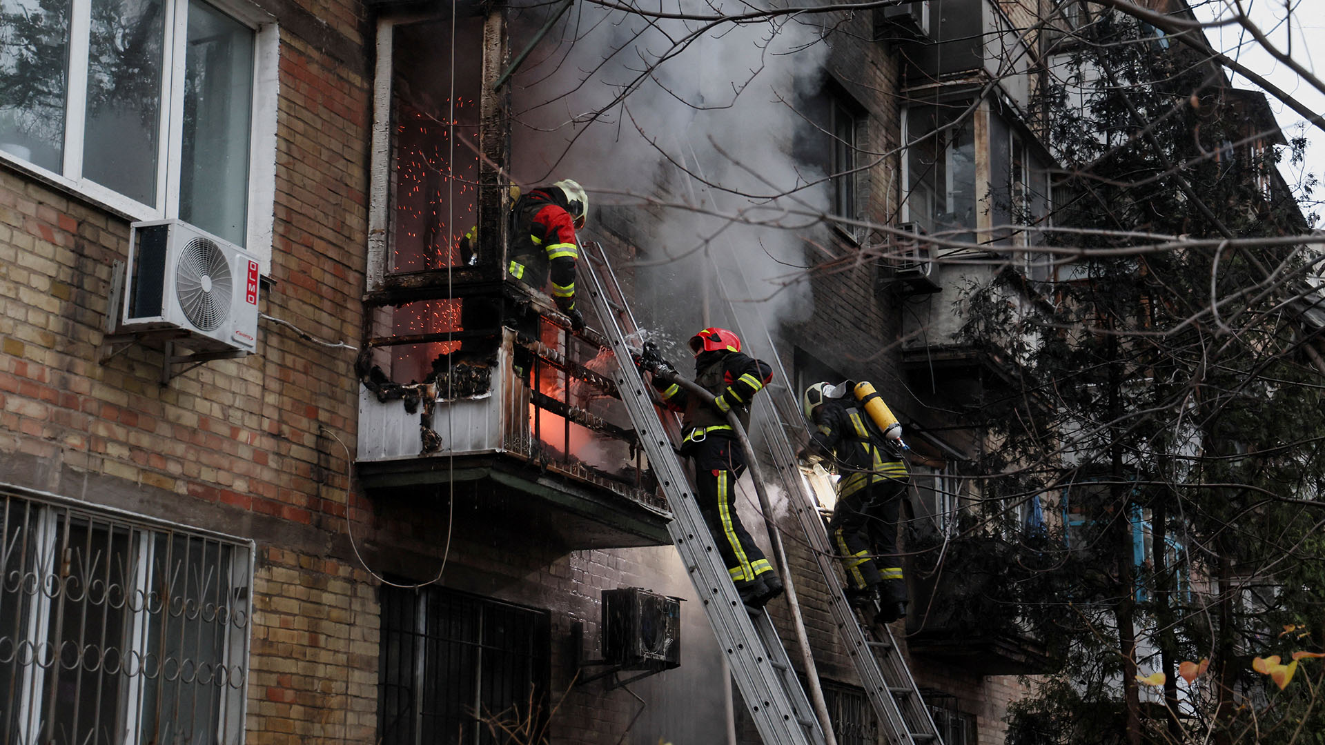 Feuerwehrleute bei Aufräumarbeiten in Kiew. | REUTERS