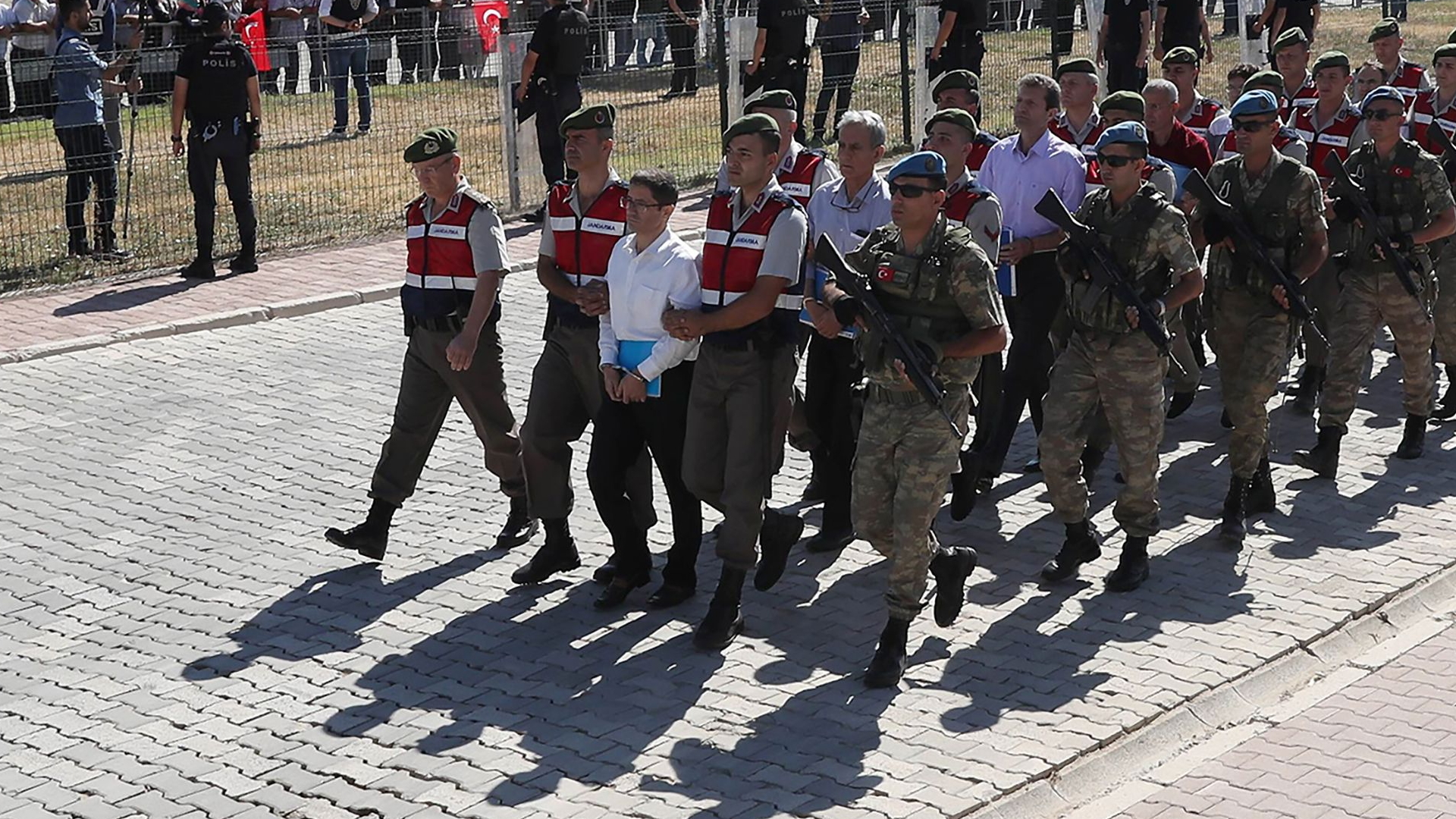 Angeklagte werden in Ankara zum Gericht geführt