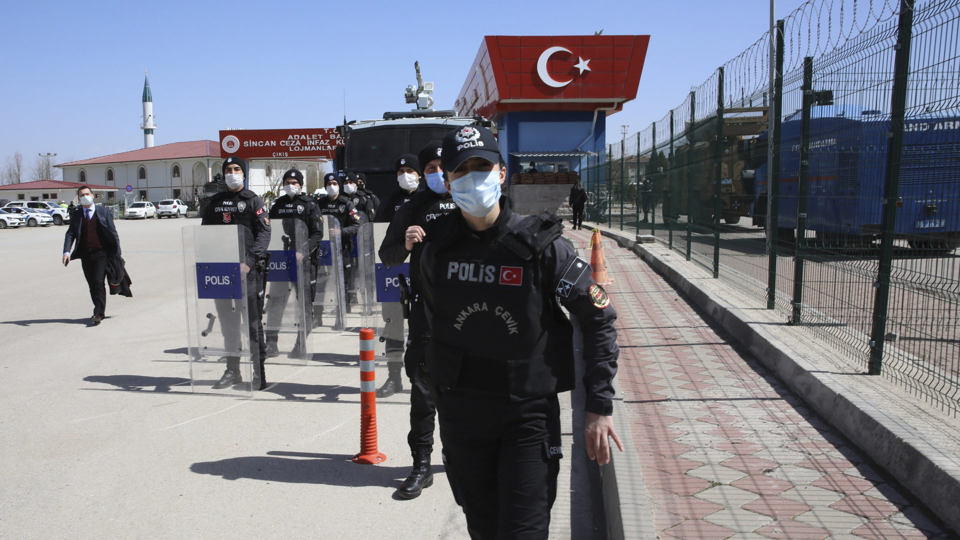 Sicherheitskräfte am Eingang des Gerichtsgebäudes in der Nähe von Ankara | AP