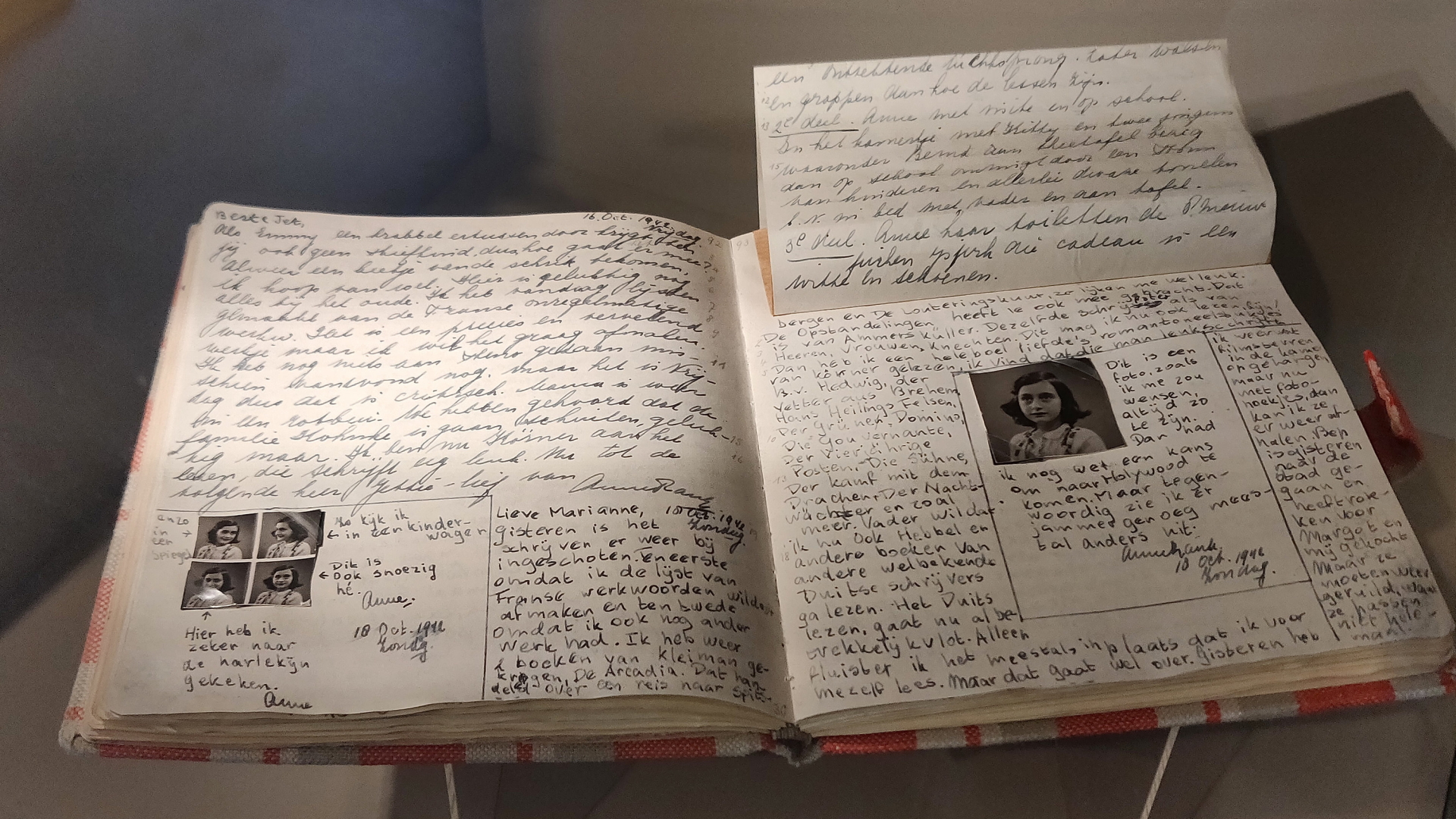 Eine Kopie von Anne Franks Tagebuch liegt in der Ausstellung «Alles über Anne» im Anne Frank Zentrum in Berlin. | dpa