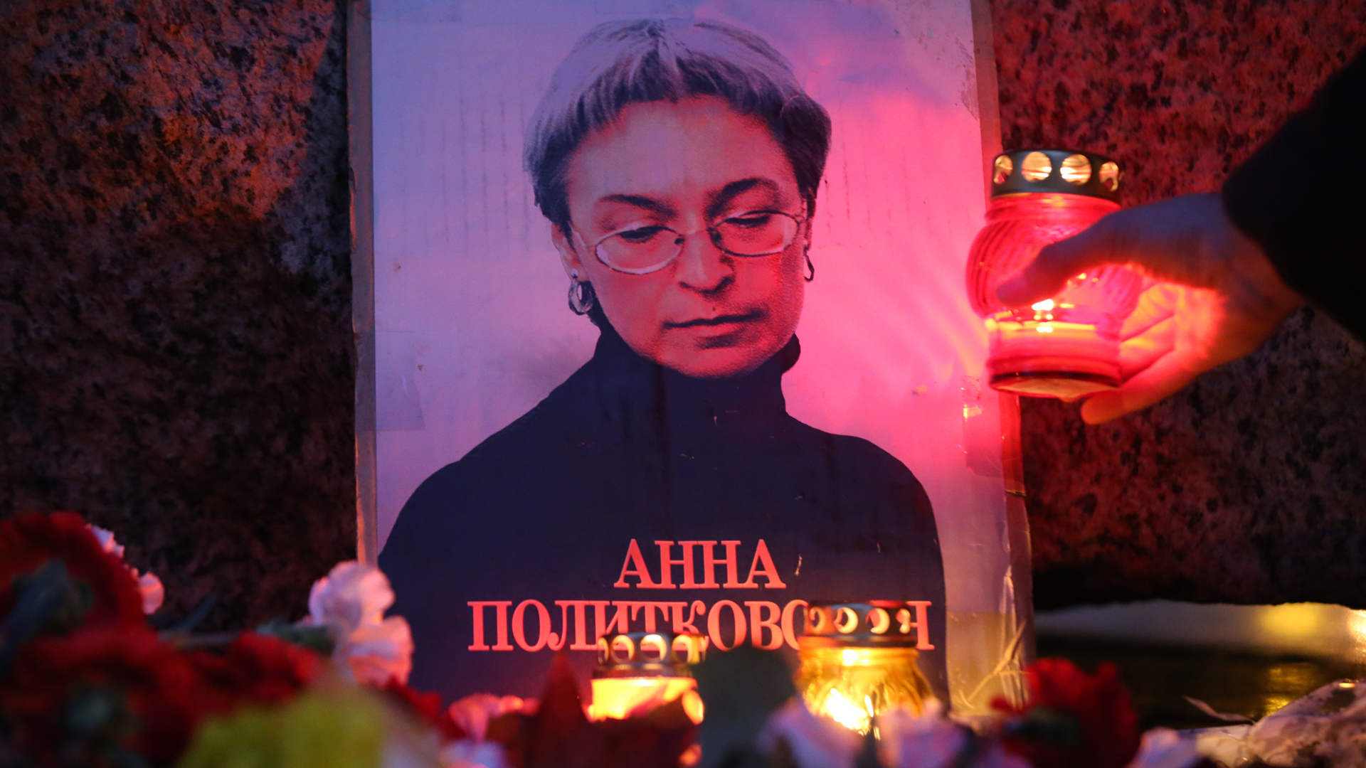 Grablichter und ein Foto erinnern an die 2006 ermordete Journalistin Anna Politkowskaja.
