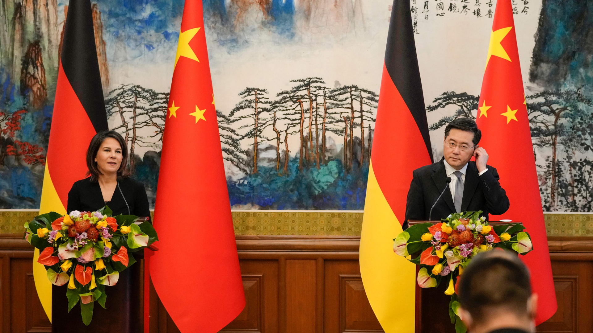 Bundesaußenministerin Annalena Baerbock äußert sich während eines China-Besuchs gemeinsam mit dem Außenminister der Volksrepublik, Qin Gang, vor der Presse.