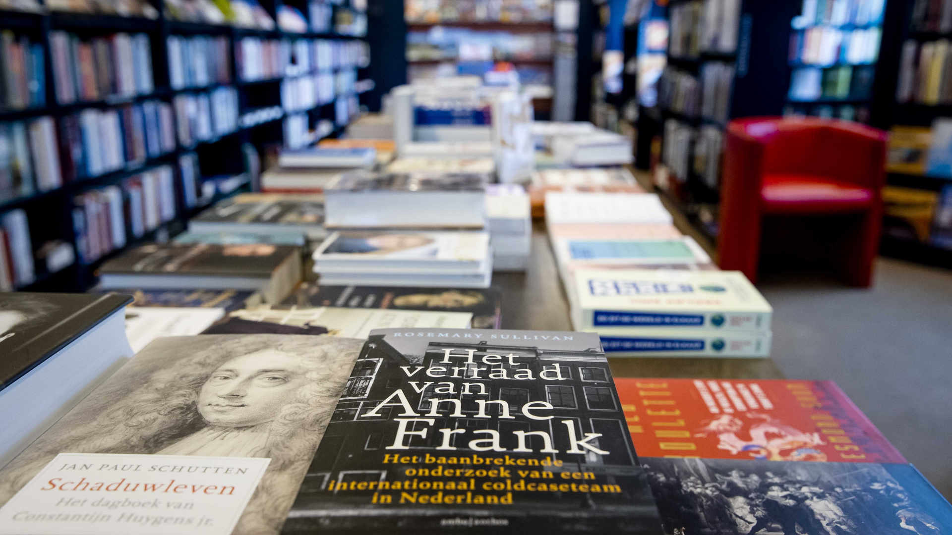 Eine niederländische Version des Buchs "Verrat an Anne Frank" liegt in einem Buchladen. | EPA