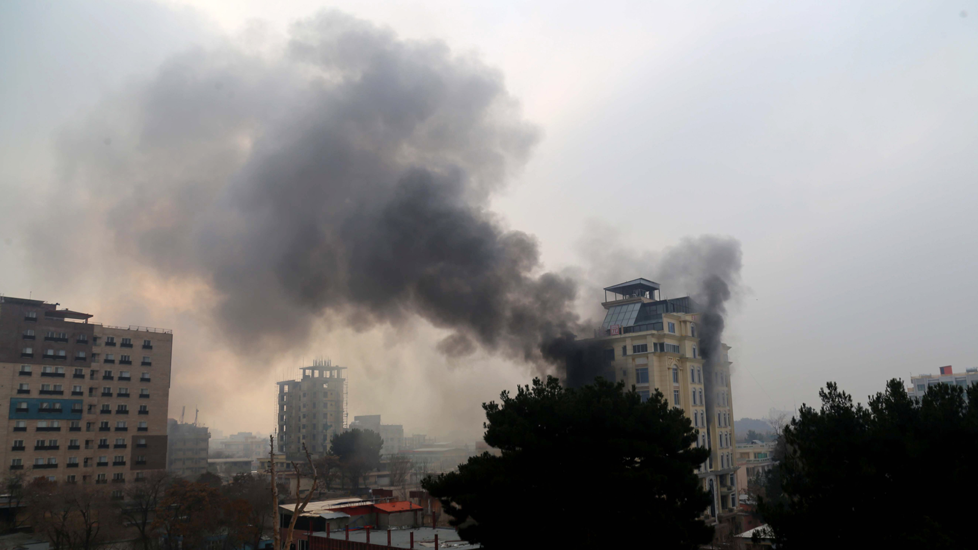 Rauchschwaden aus einem Gästehaus nach einem Anschlag in Kabul | EPA