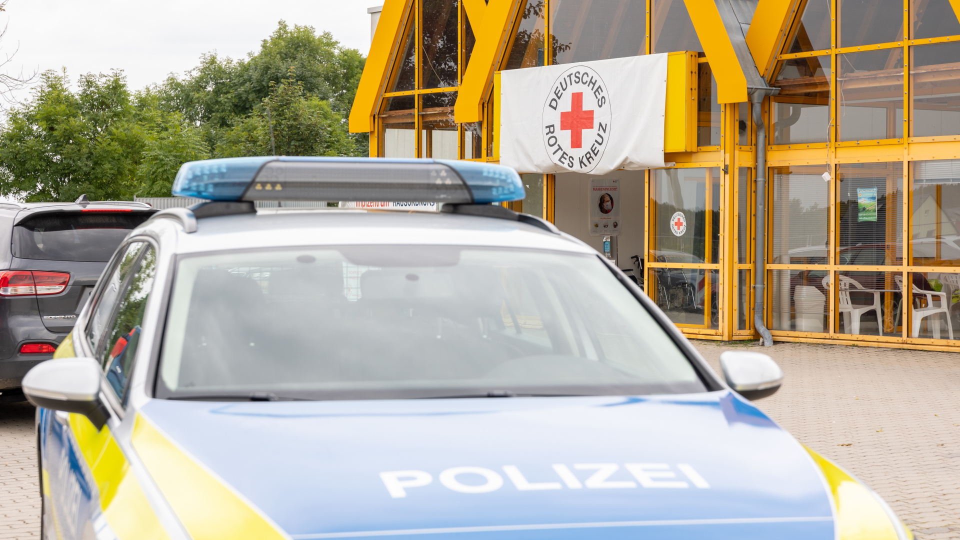 Polizisten vor einem Impfzentrum in Sachsen, auf das ein Brandanschlag verübt wurde. | dpa