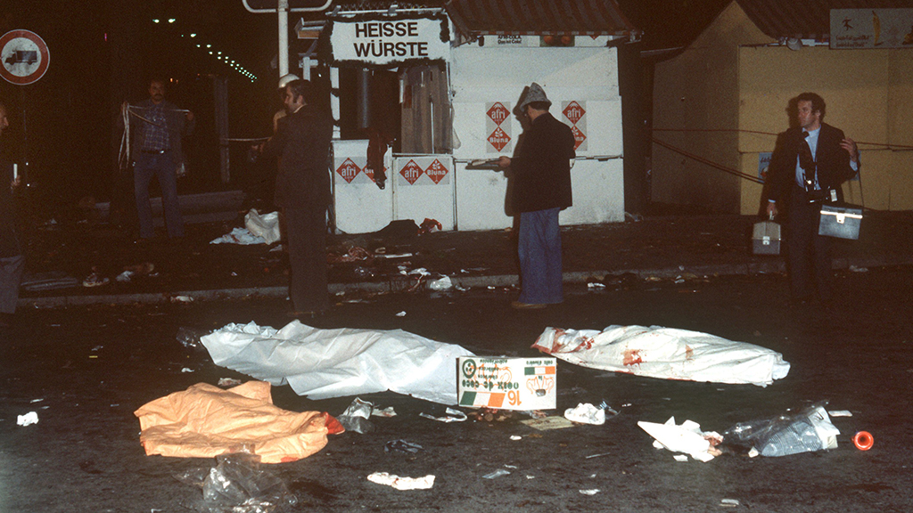 Blick auf drei mit Tüchern zugedeckte Todesopfer des nächtlichen Anschlages auf dem Münchner Oktoberfest am 26.9.1980