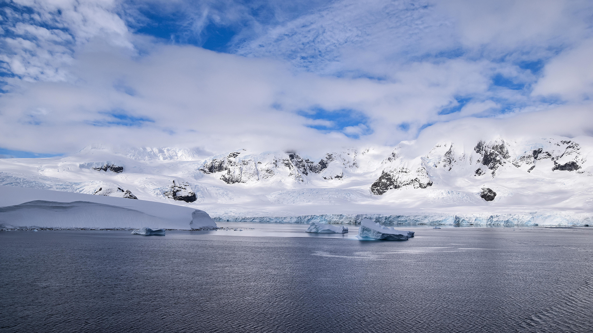 Eis- und schneebedeckte Küste in der Antarktis. | picture alliance / Zoonar