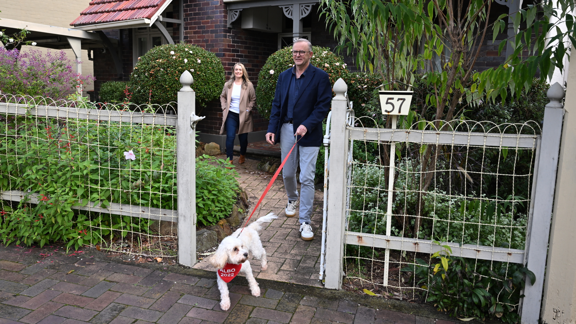 Anthony Albanese mit Hund vor seiner Haustür | Bildquelle: EPA