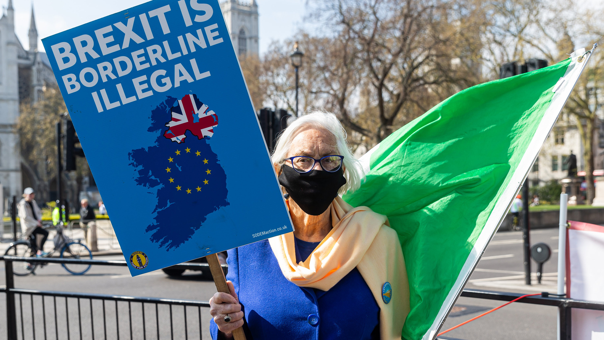 "Brexit ist an der Grenze zur Illegalität" steht auf einem Protestplakat - eine Anspielung auf die Nordirland-Klausel. | picture alliance / NurPhoto