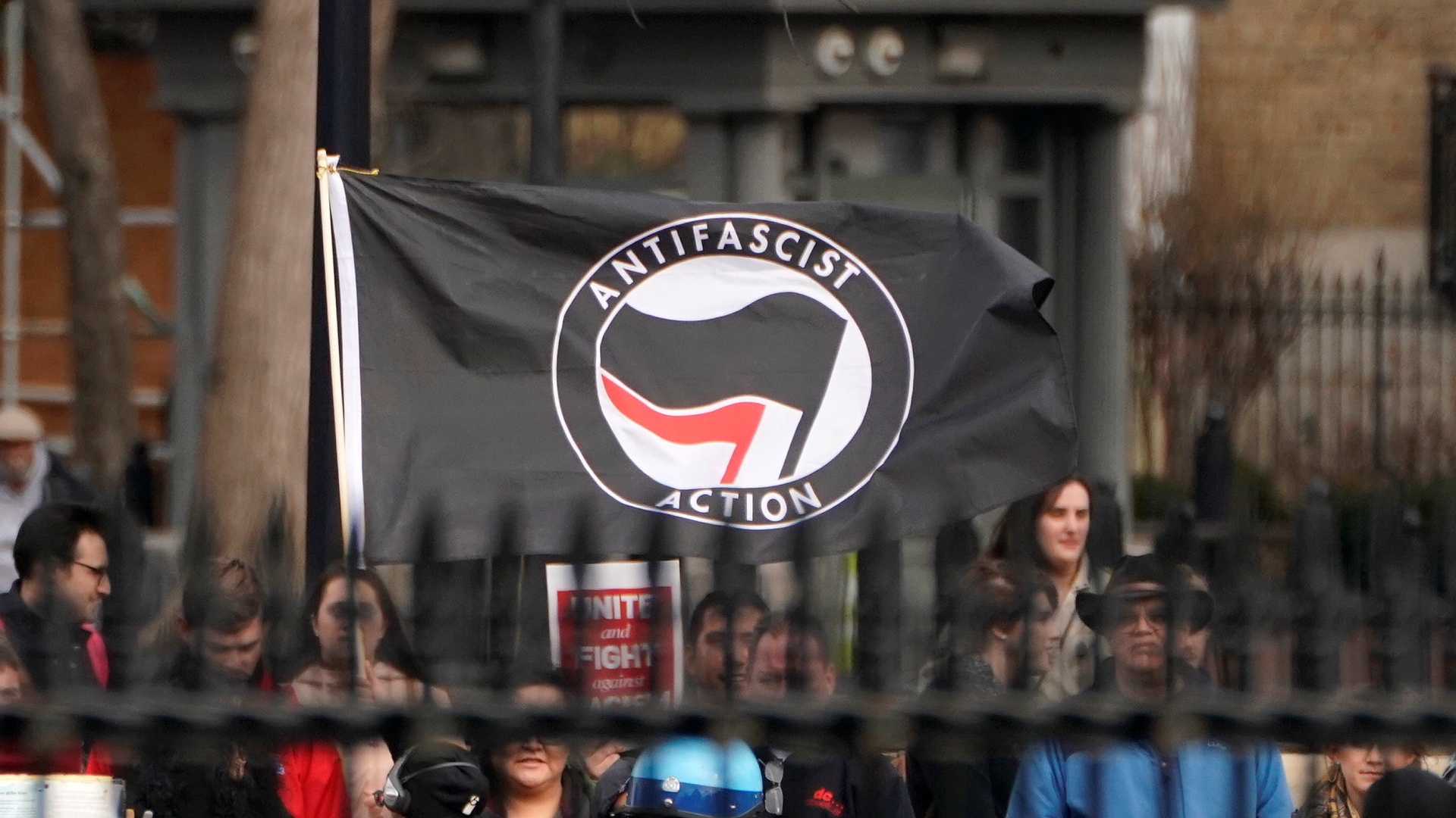 Demonstranten zeigen eine Antifa-Fahne in Washington | REUTERS