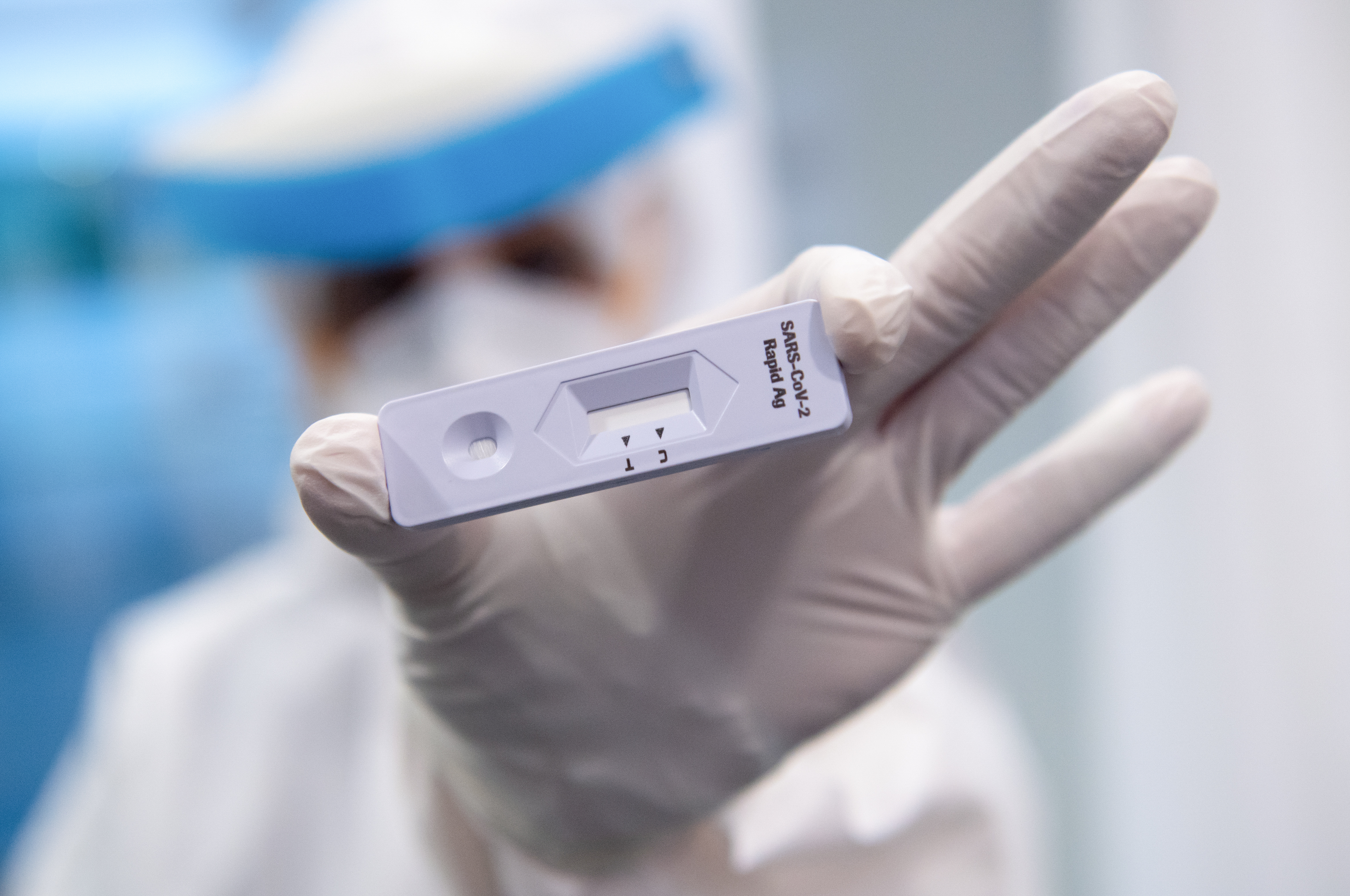 Mitarbeiter zeigt einen Antigen-Schnelltest | dpa