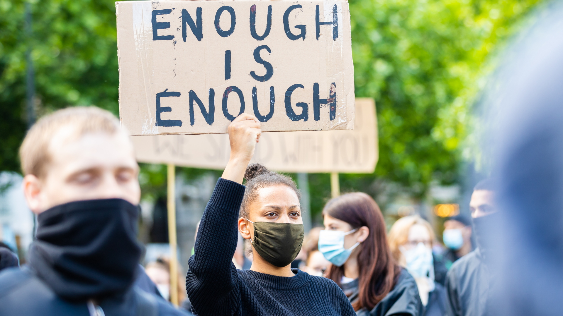 "Enough is enough" (genug ist genug) steht auf dem Plakat einer Demonstrantin einer "Black Lives Matter"-Kundgebung in Hannover.