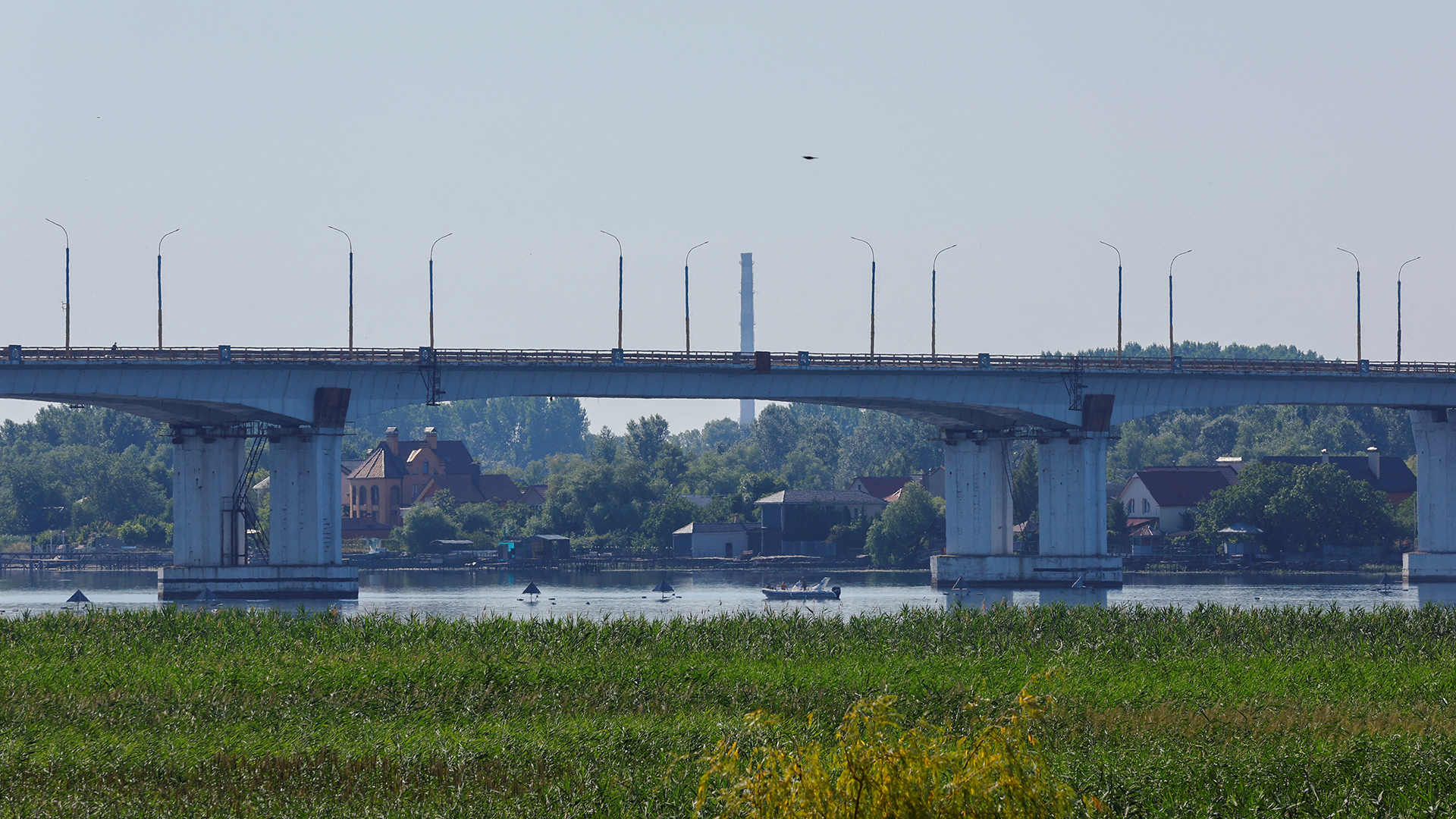 Blick auf die Antoniwka-Brücke | REUTERS