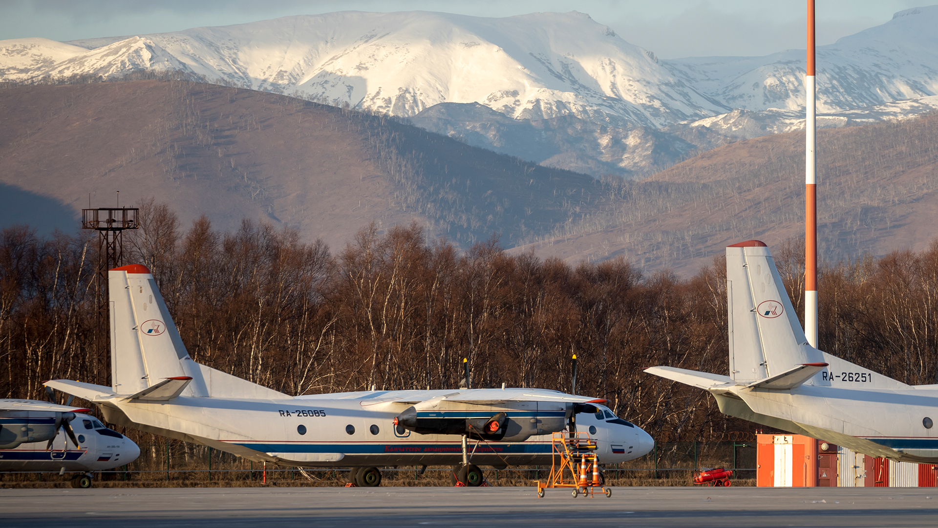 Eine vom Typ Antonow An-26 auf dem Flughafen Elizovo geparkt. | dpa