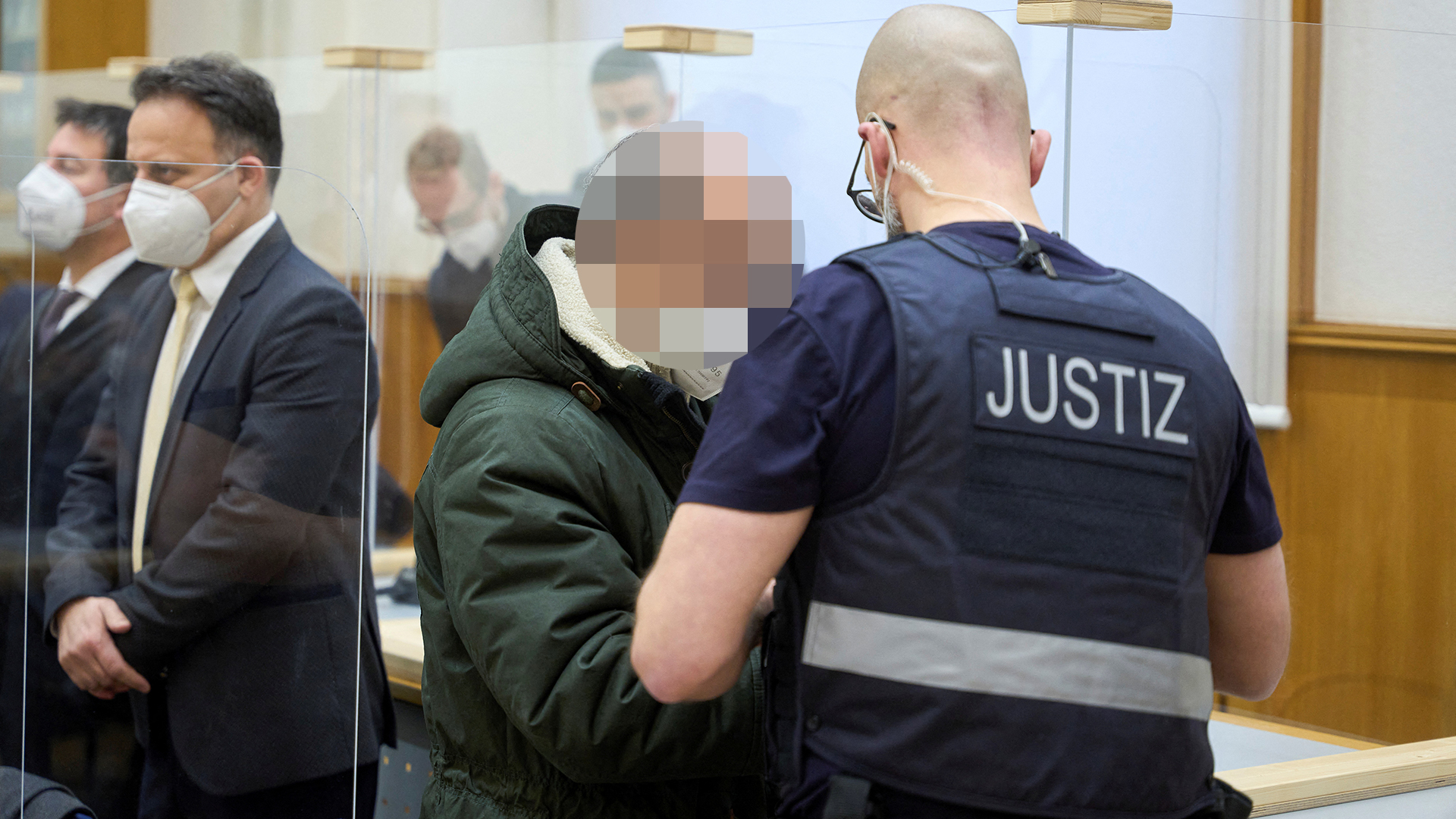 Der Angeklagte Anwar R. wird von einem Justizbeamten zur Urteilsverkündung in den Gerichtssaal des Oberlandesgerichts Koblenz geführt.