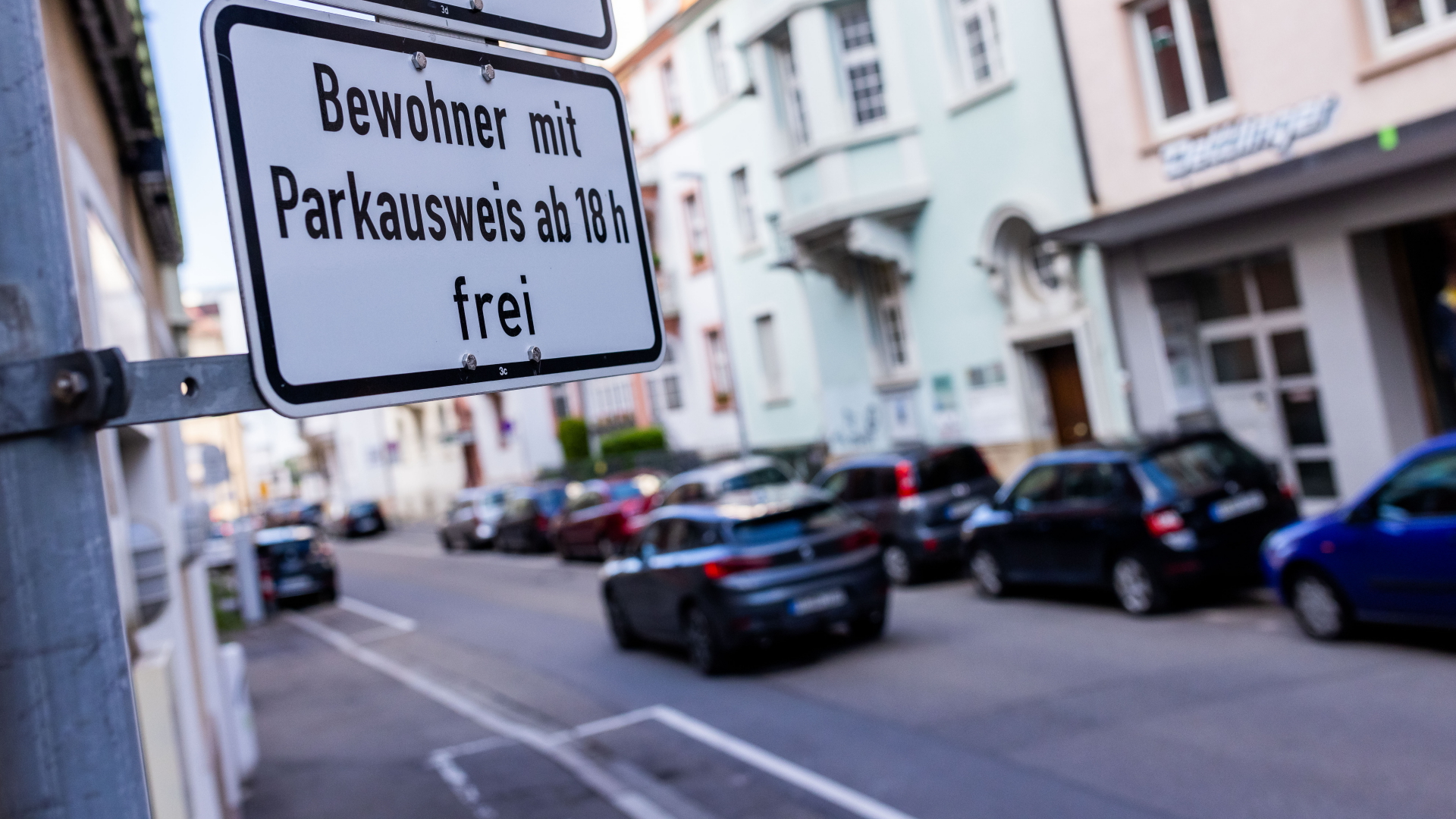  Ein Schild mit der Aufschrift «Bewohner mit Parkausweis frei» kennzeichnet eine Zone mit Anwohnerparkberechtigungen in Freiburg | dpa