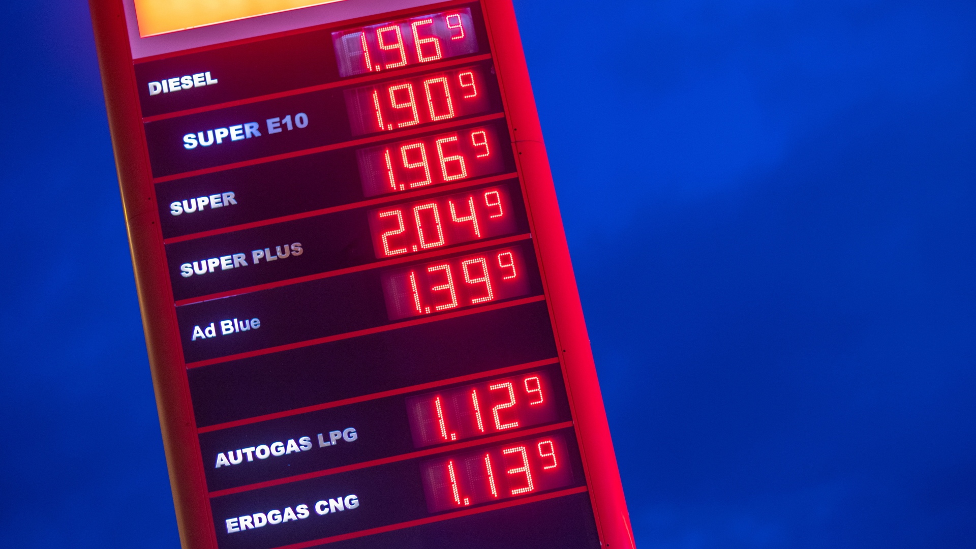 Die Literpreise für Kraftstoffe werden an einer Tankstelle angezeigt.