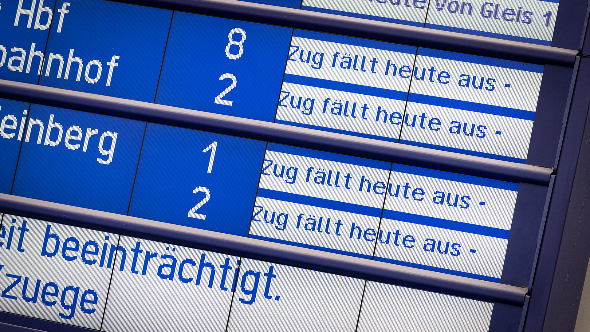 Auf Zugausfälle wird auf einer Anzeigetafel im Hauptbahnhof von Bielefeld hingewiesen.