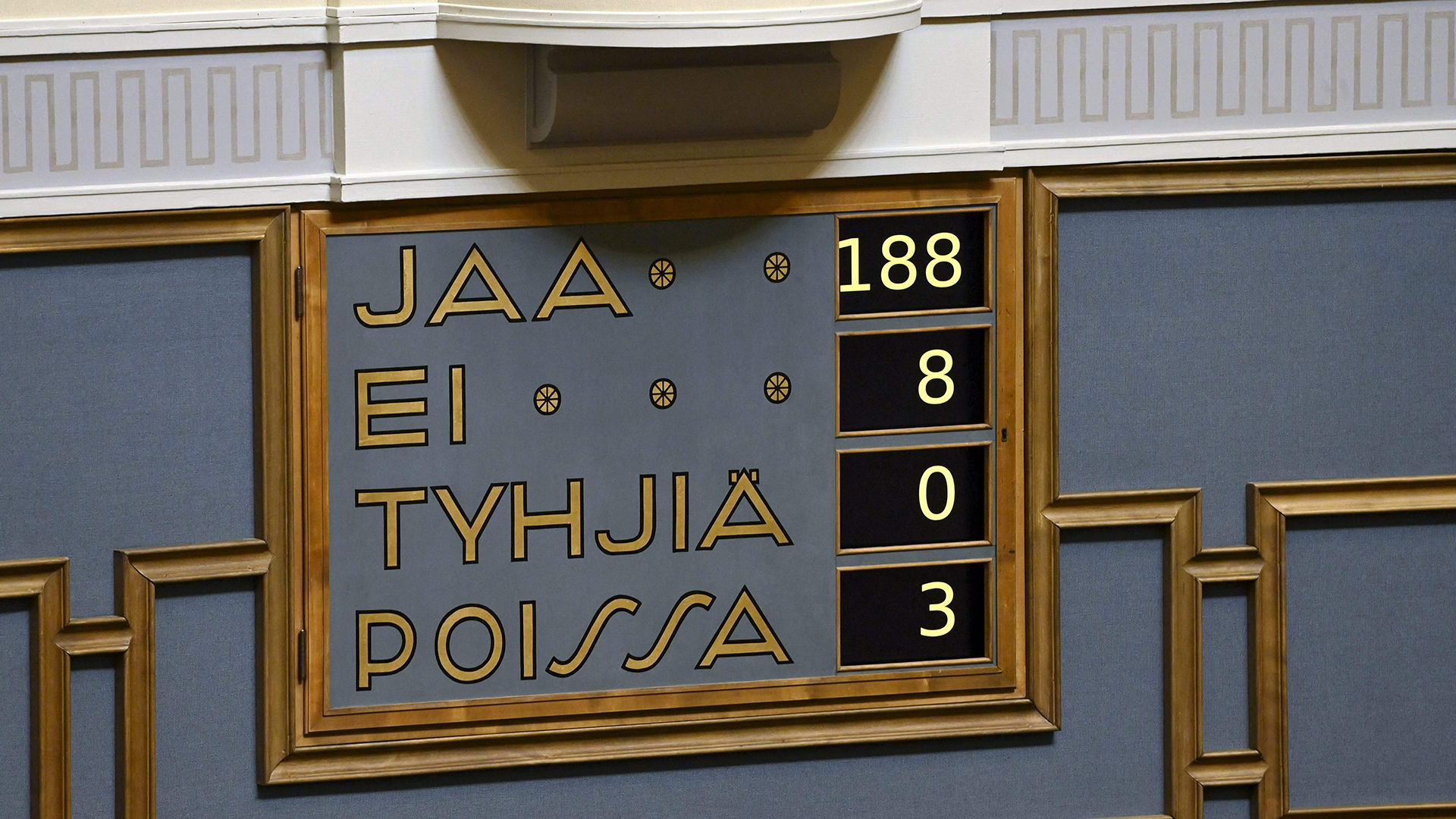Eine Anzeigetafel zeigt die Ergebnisse der Abstimmung im finnischen Parlament in Helsinki über den NATO-Beitritt.