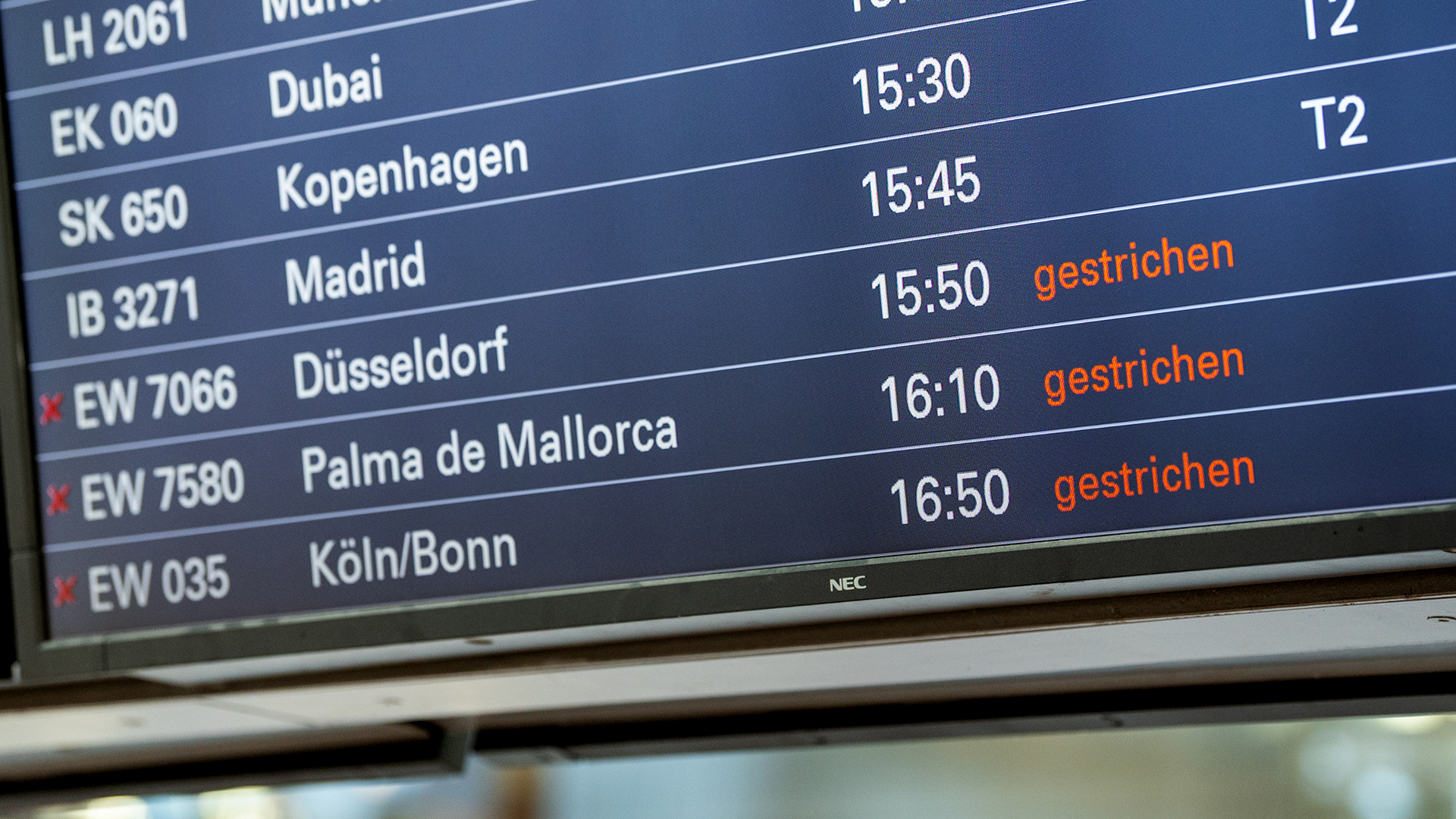 Gestrichen steht am Flughafen auf einer Anzeigetafel als Information für Flüge der Fluggesellschaft Eurowings. | dpa