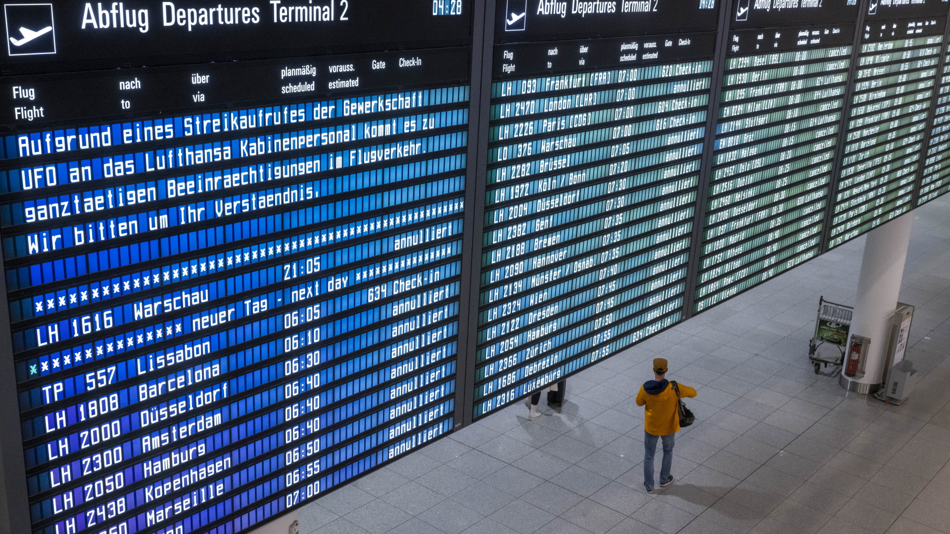 Eine Anzeigetafel am Flughafen München zeigt den Text "Aufgrund eins Streikaufrufes der Gewerkschaft UFO an das Lufthansa Kabinenpersonal kommt es zu ganztägigen Beeinträchtigungen im Flugverkehr. Wir bitten um Ihr Verständnis". 