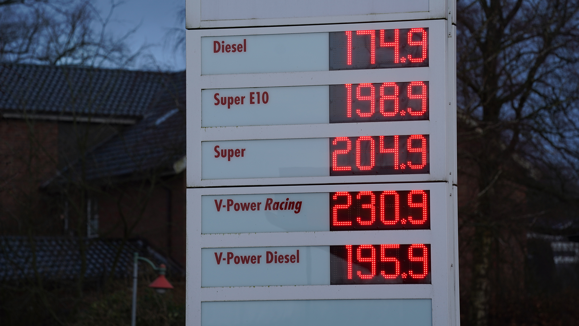 Benzinpreise werden an einer Tankstelle angezeigt. (Archivbild: 01.02.2022) | dpa