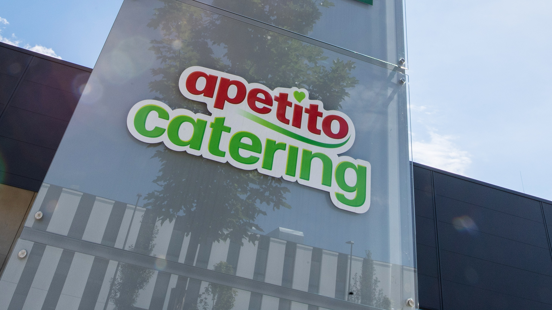 Das Logo von "Apetito Catering" vor einem Gebäude des Unternehmens im Gewerbepark Gilching. | picture alliance/dpa