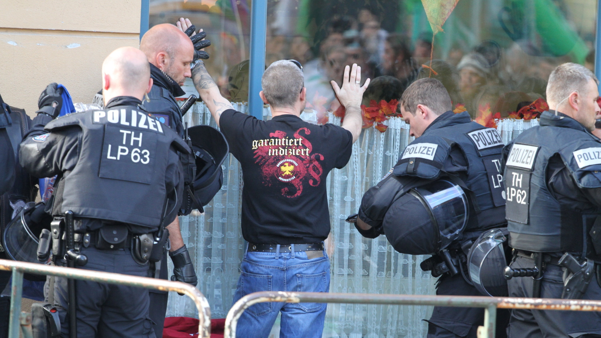 Ein Besucher wird vor Beginn eines Rechtsrock-Konzerts von der Polizei kontrolliert. | Bildquelle: dpa