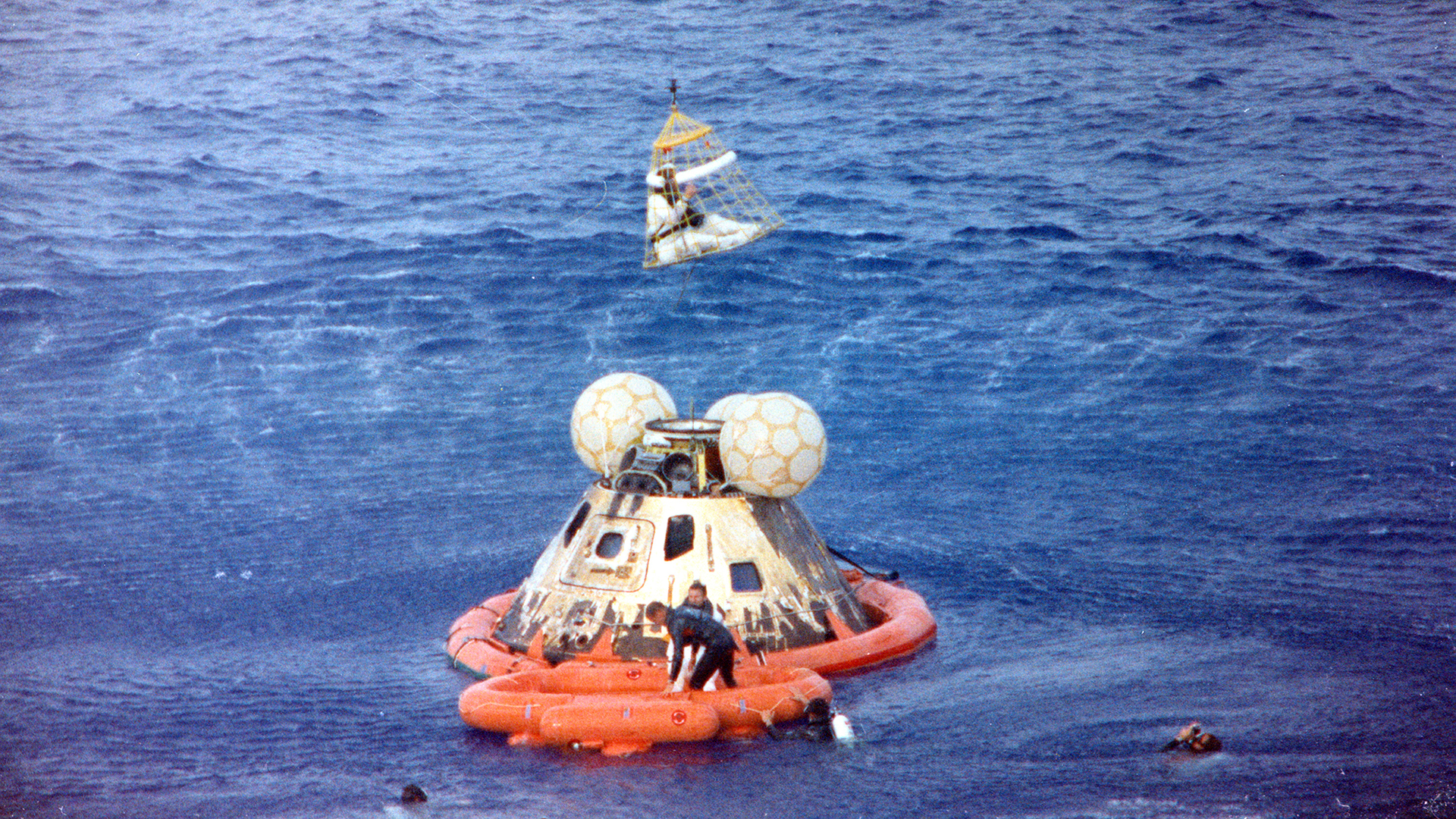 Kapsel der Apollo-13-Mission im Pazifik | picture alliance / NASA via Cons