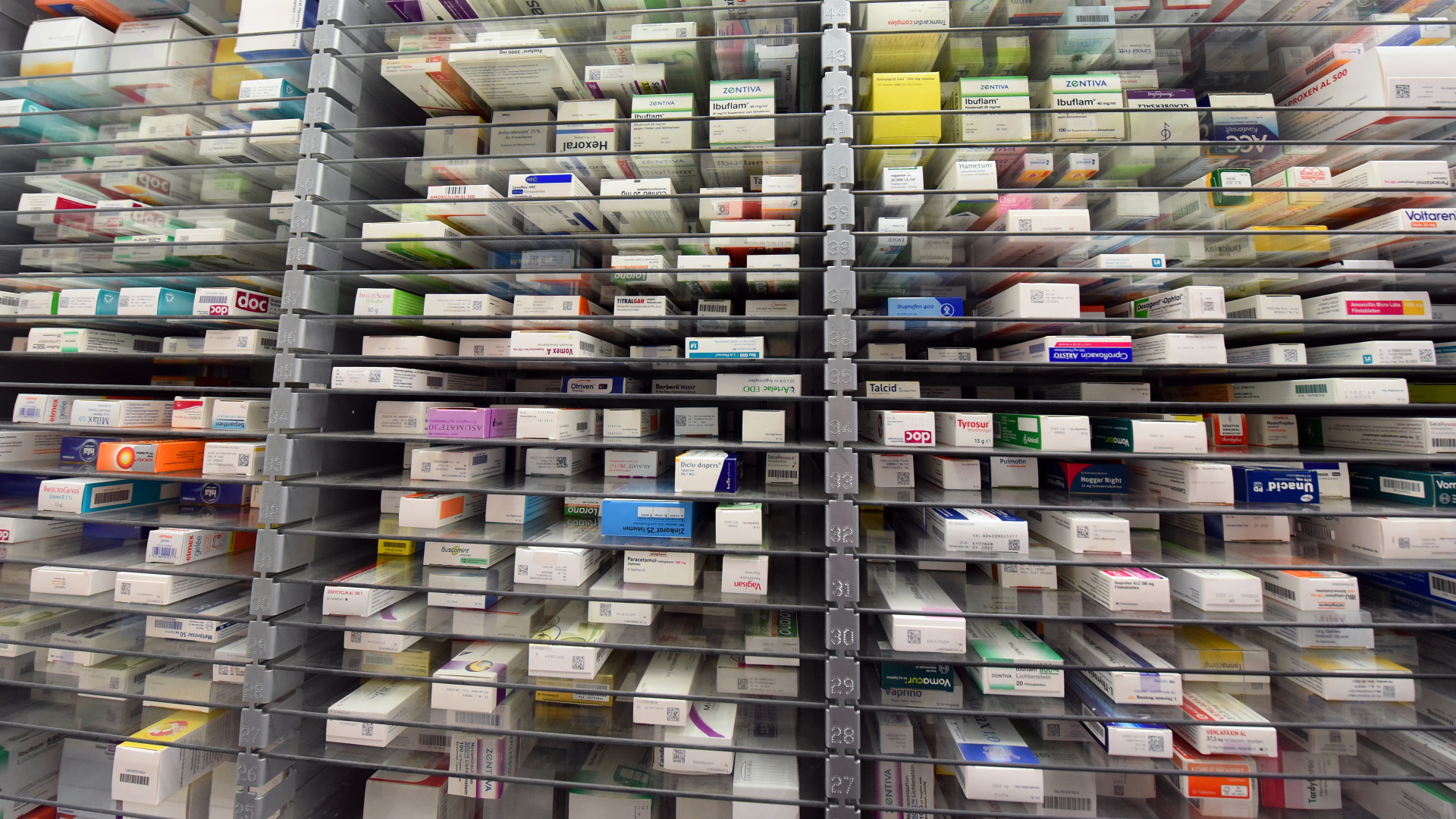 Medikamente liegen im Lager einer Apotheke in Leipzig. | dpa