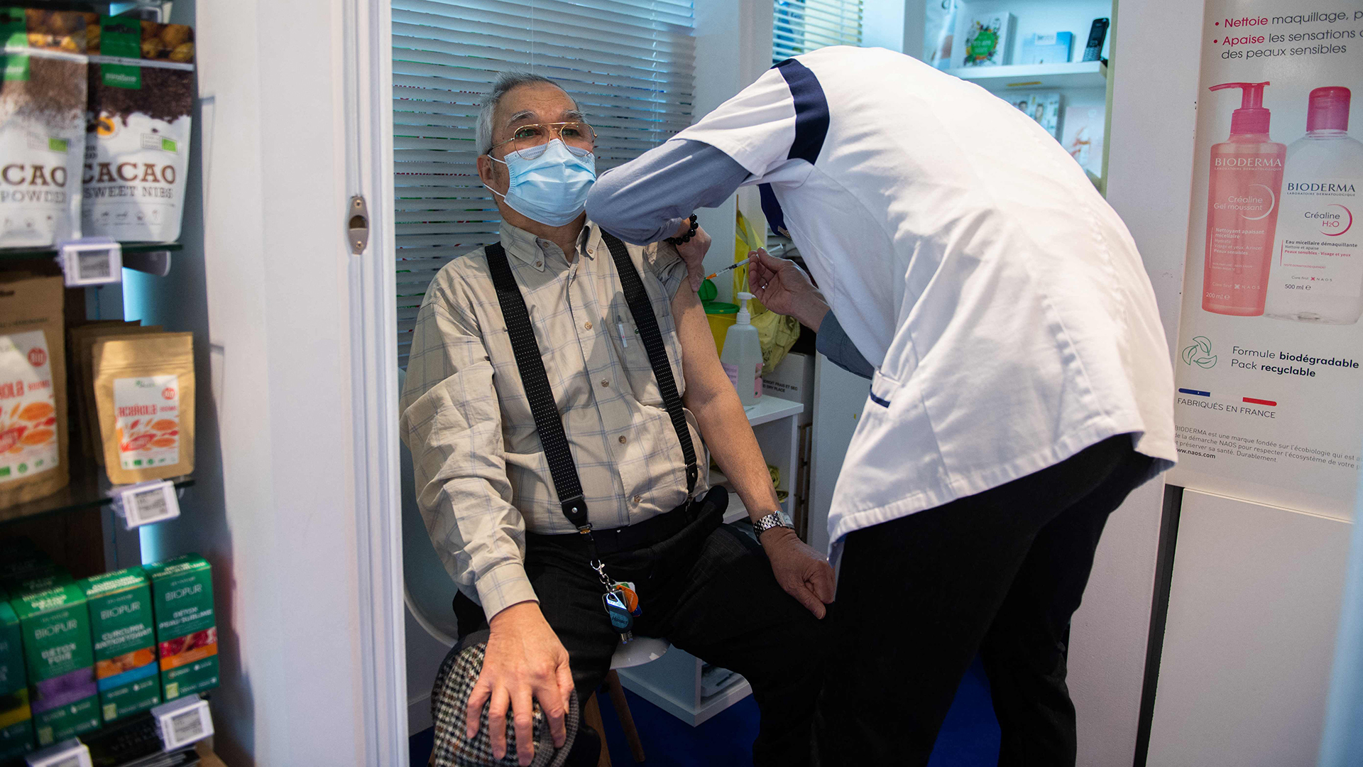 Ein Apotheker verabreicht eine Spritze mit dem Anti-Covid-19-Impfstoff von AstraZeneca in einer Apotheke in Paris | AFP