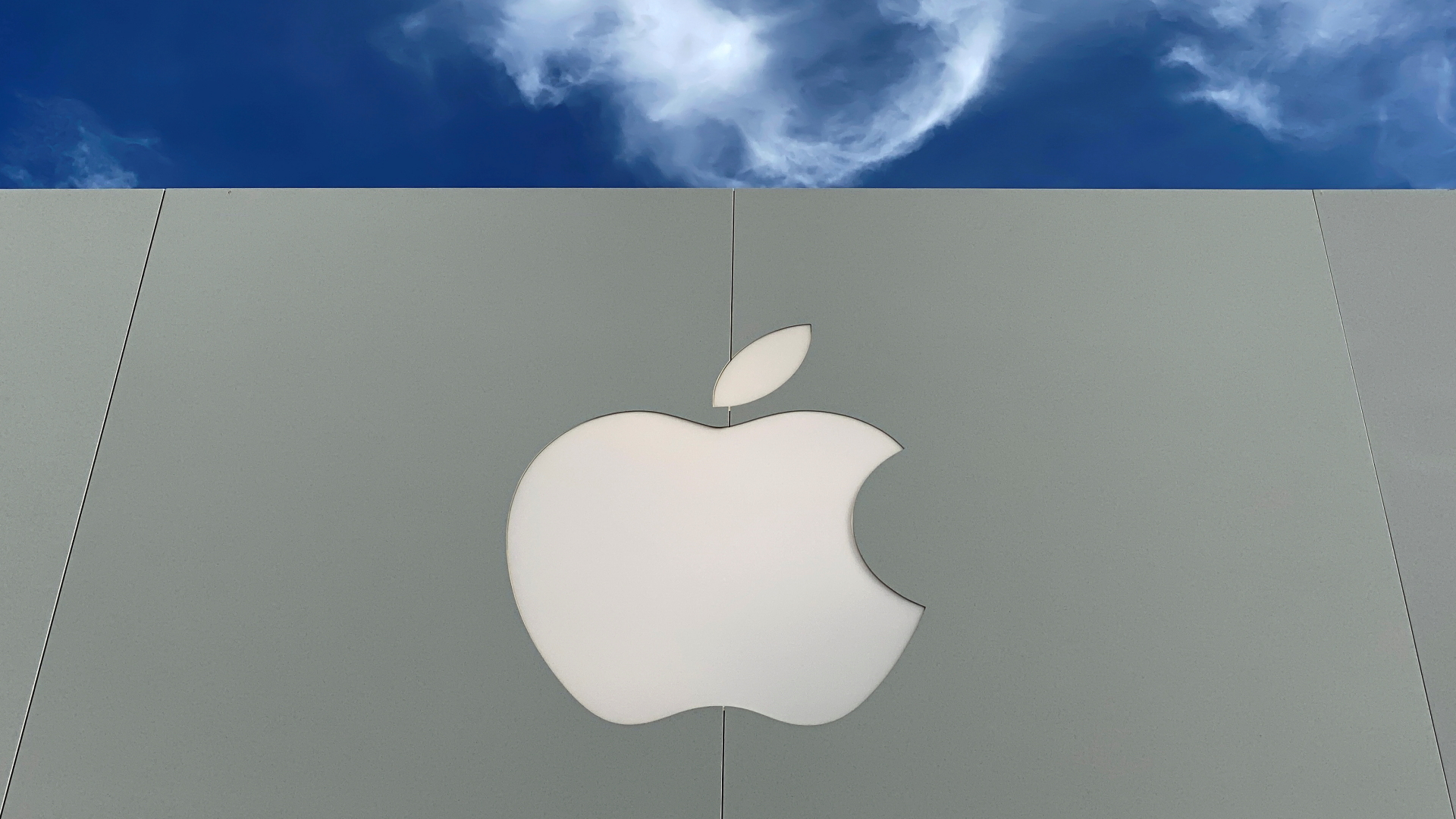 Logo des US-Konzerns Apple an einer Fassade